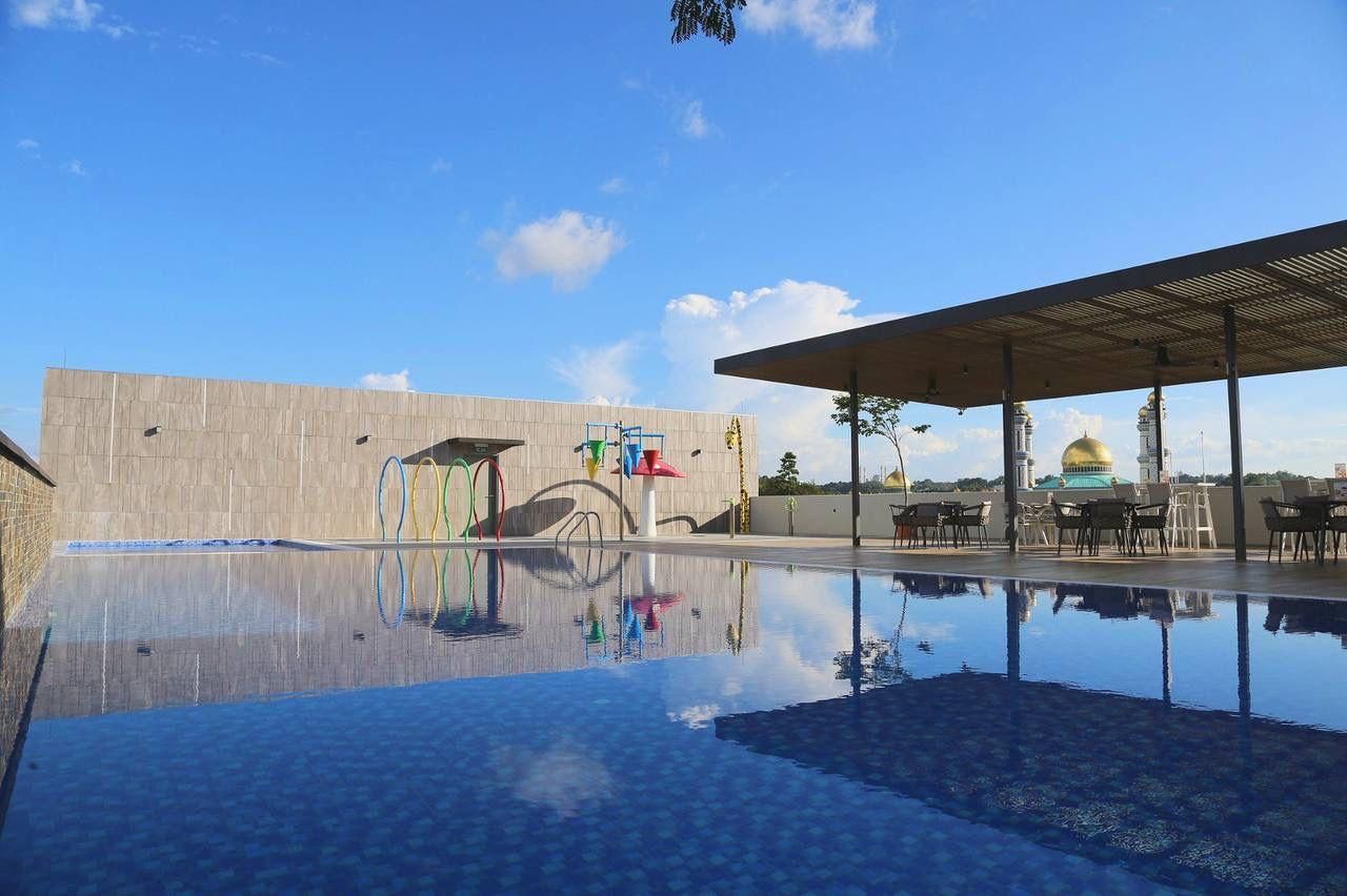 swimming pool [outdoor]