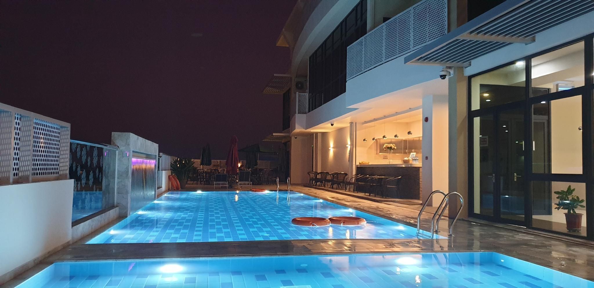 swimming pool [outdoor]