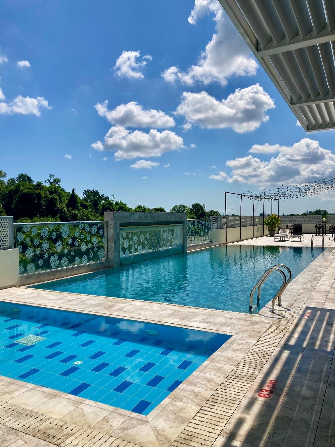 swimming pool [outdoor]