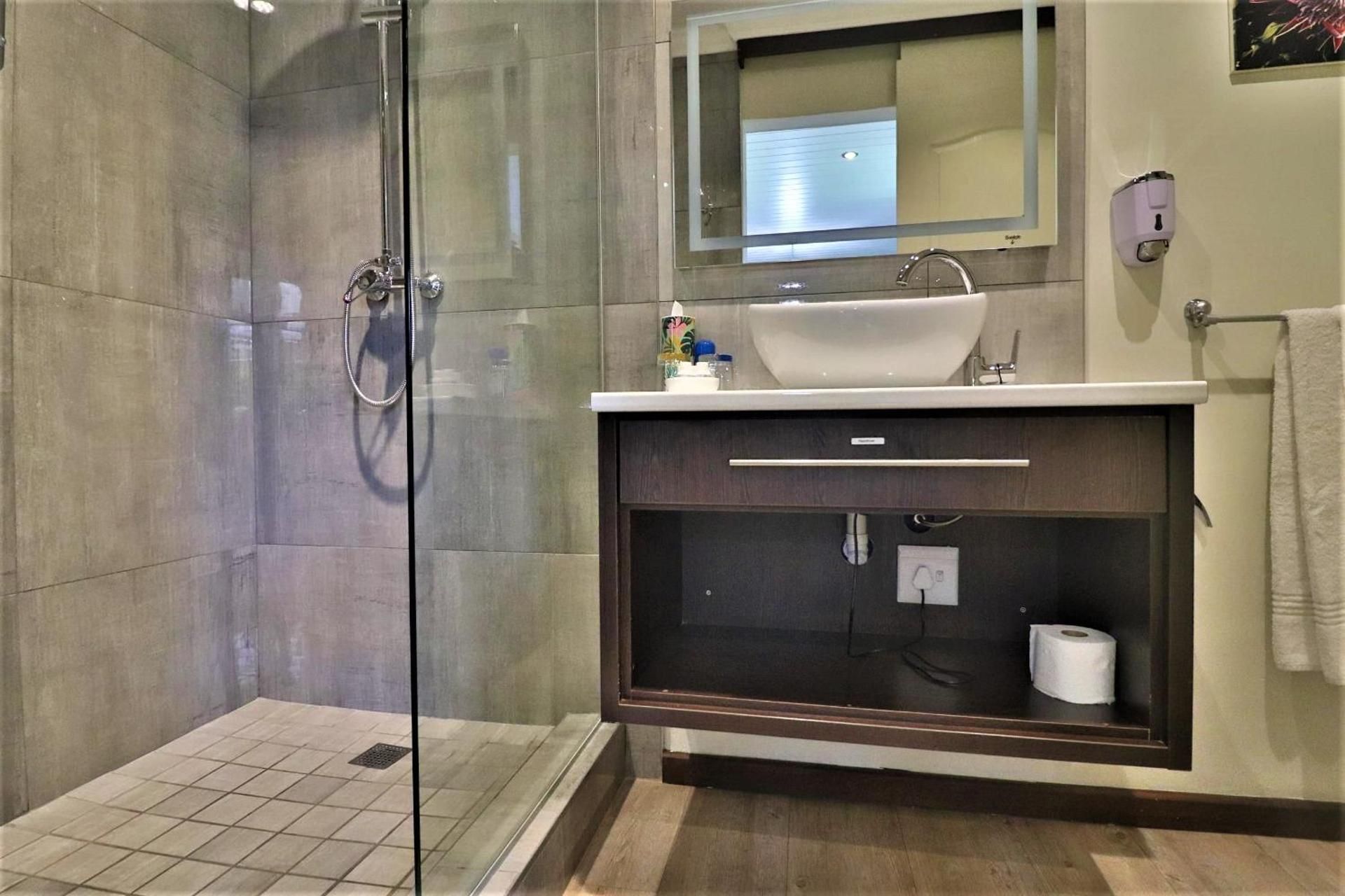 Deluxe Queen Suite