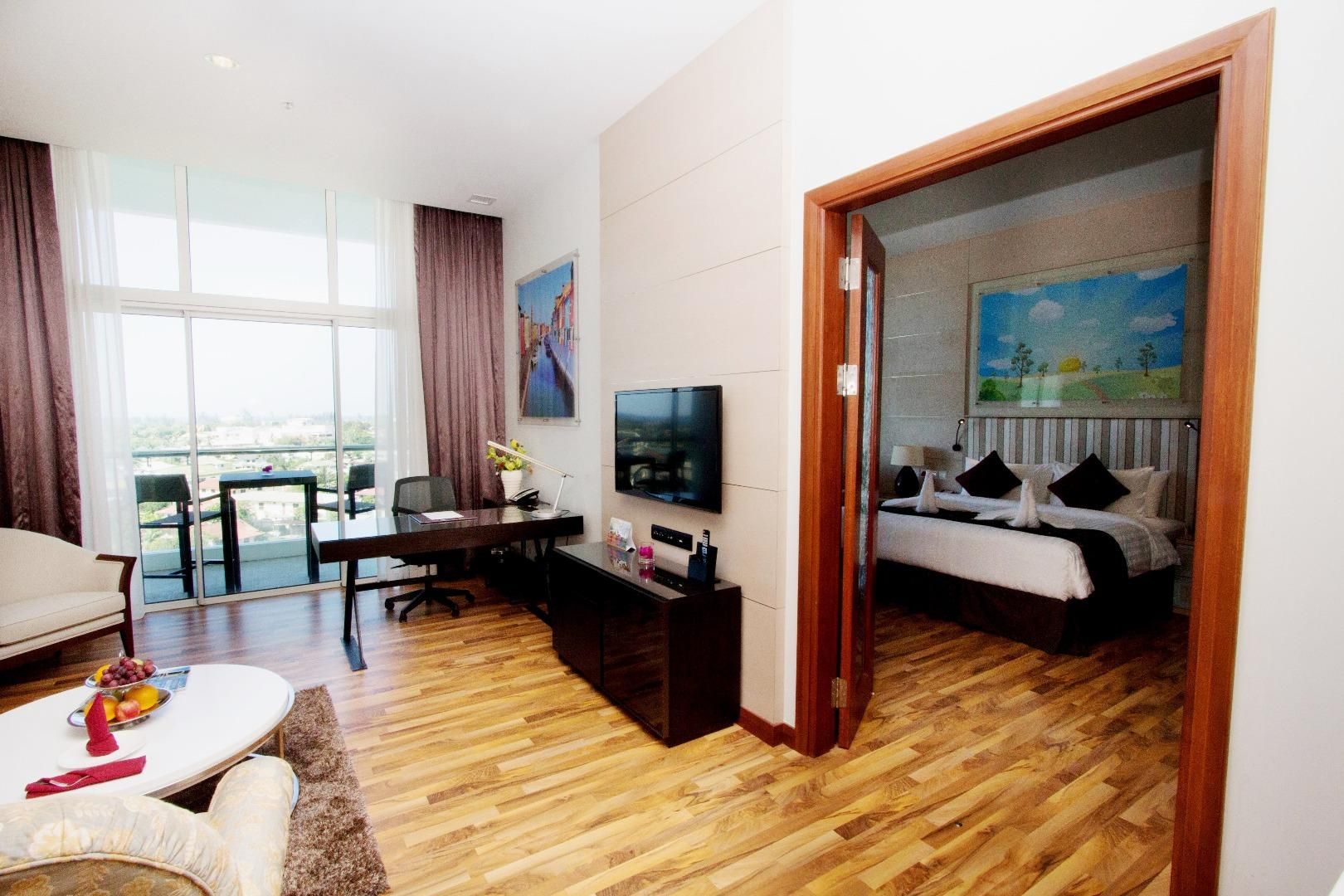 V Plaza Hotel Junior Suite 3