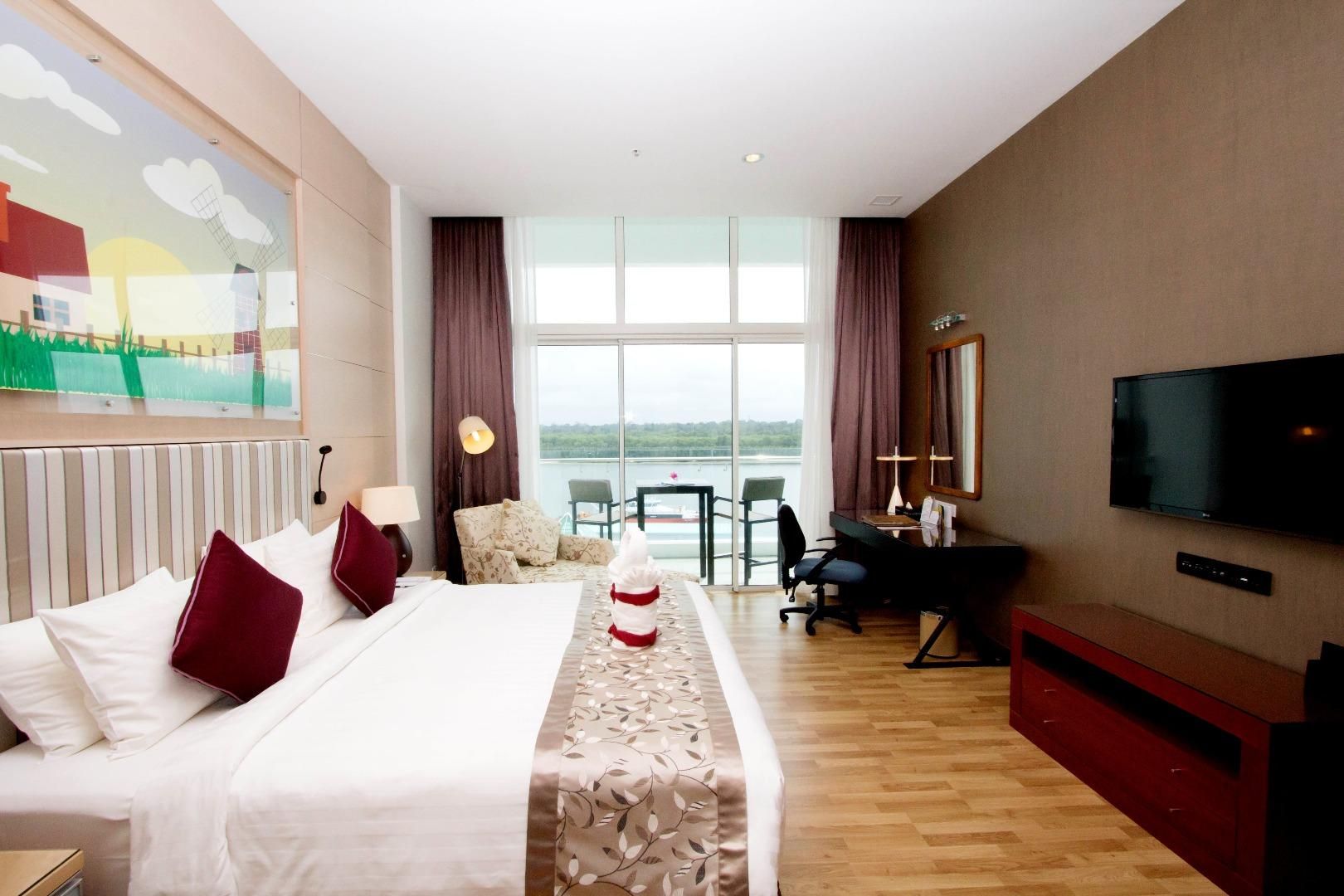 V Plaza Hotel Junior Suite