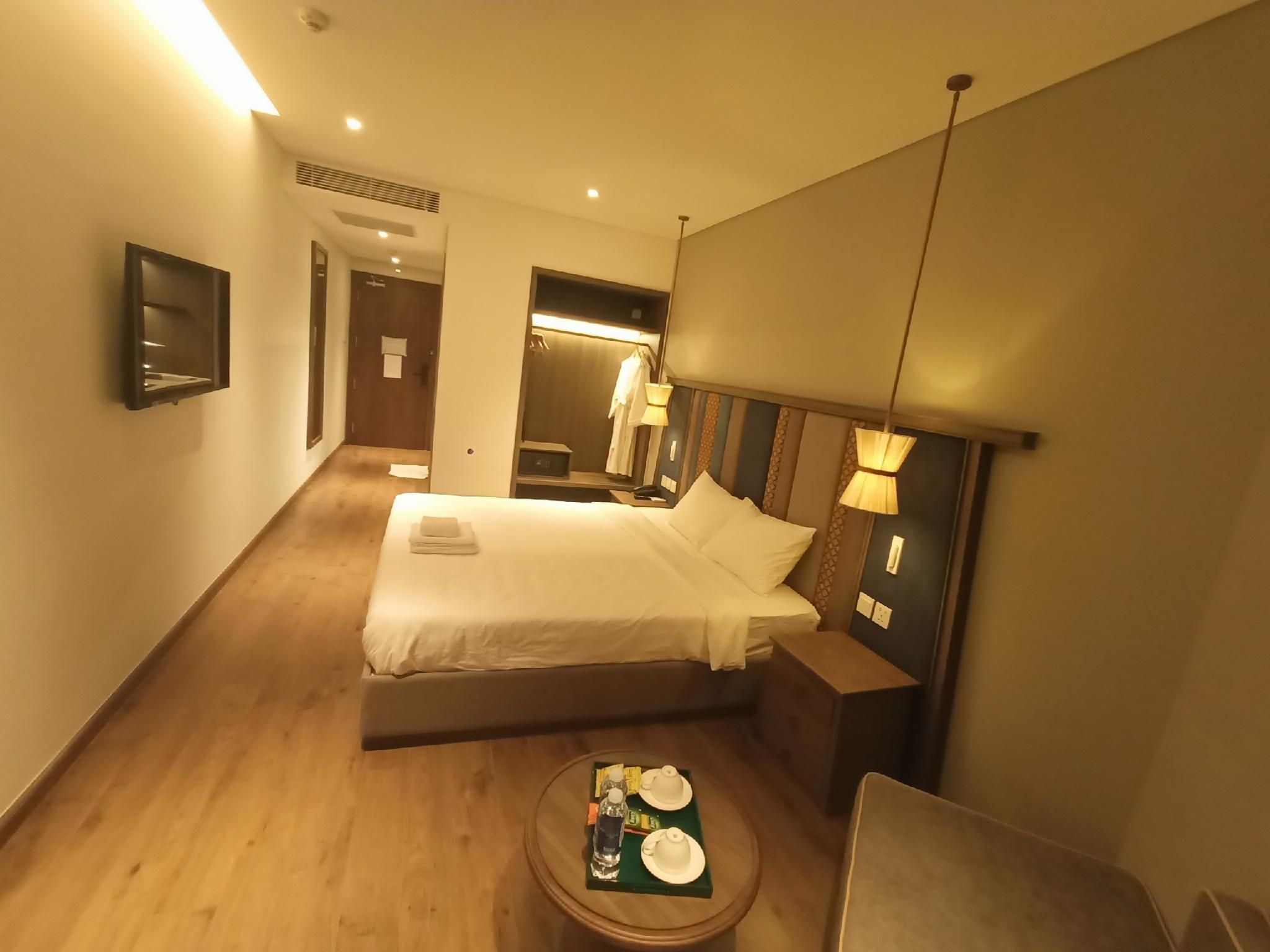 1 Queen Room
