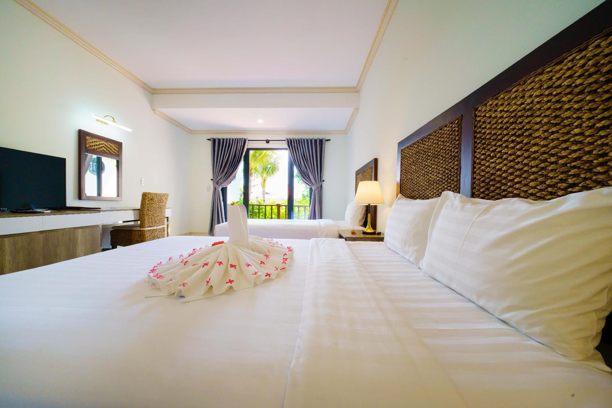 BLOOMING LOTUS RESORT Deluxe Triple Room 2