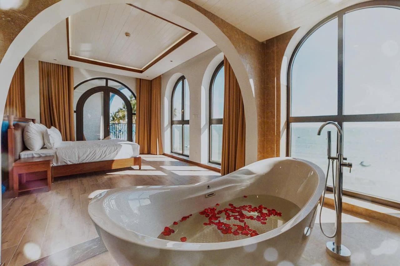 Queen Suite with Sea View