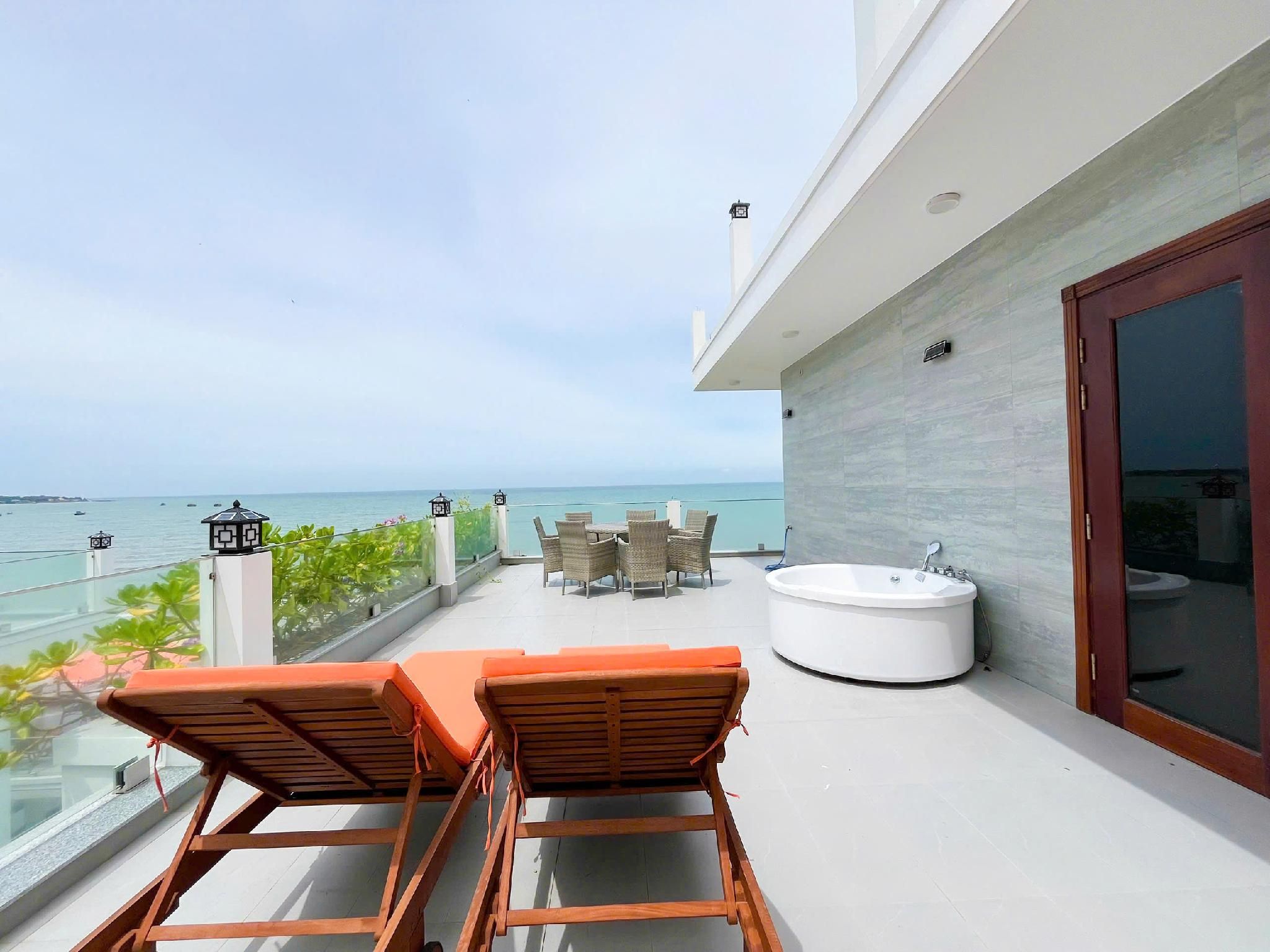 Villa Beach Front - 4 Bedrooms - Private Pool