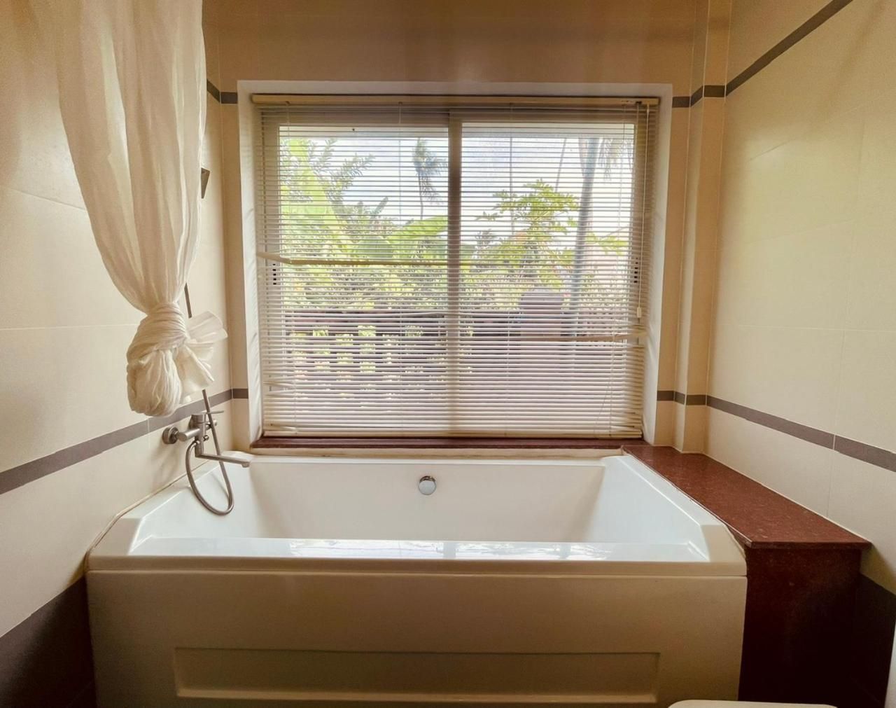 LOTUS GARDEN RESORT Double Room with Spa Bath 3