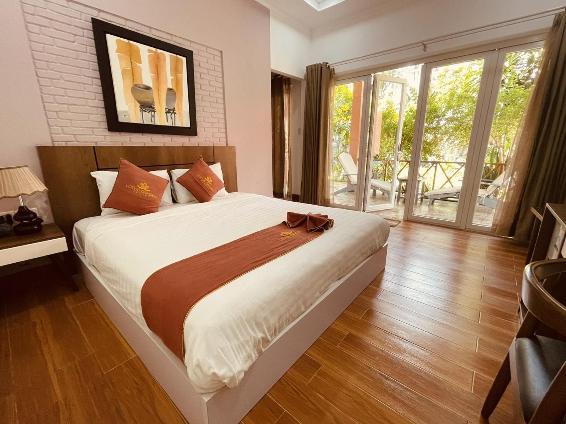 LOTUS GARDEN RESORT Double Room with Spa Bath 2