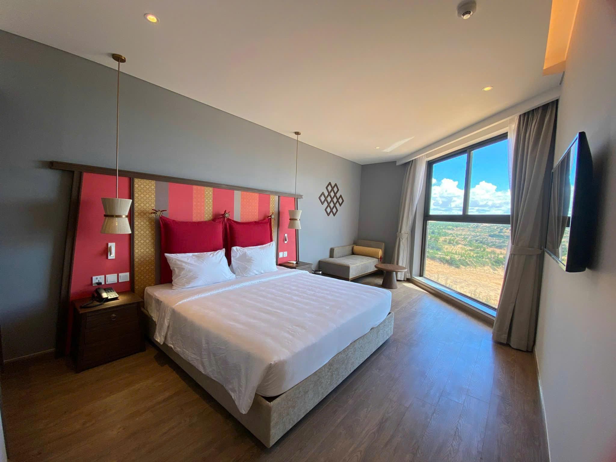 Deluxe - 1 King Bed