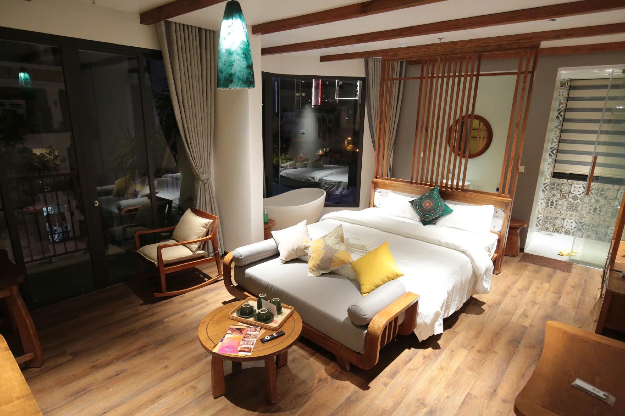 Studio Bathtub Double Bed