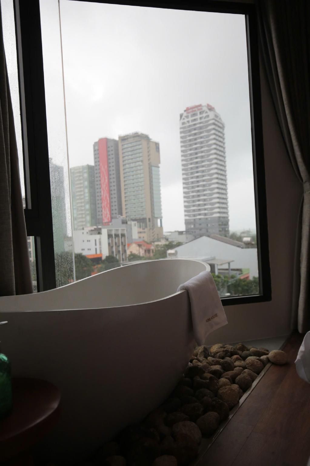 Studio Bathtub Double Bed
