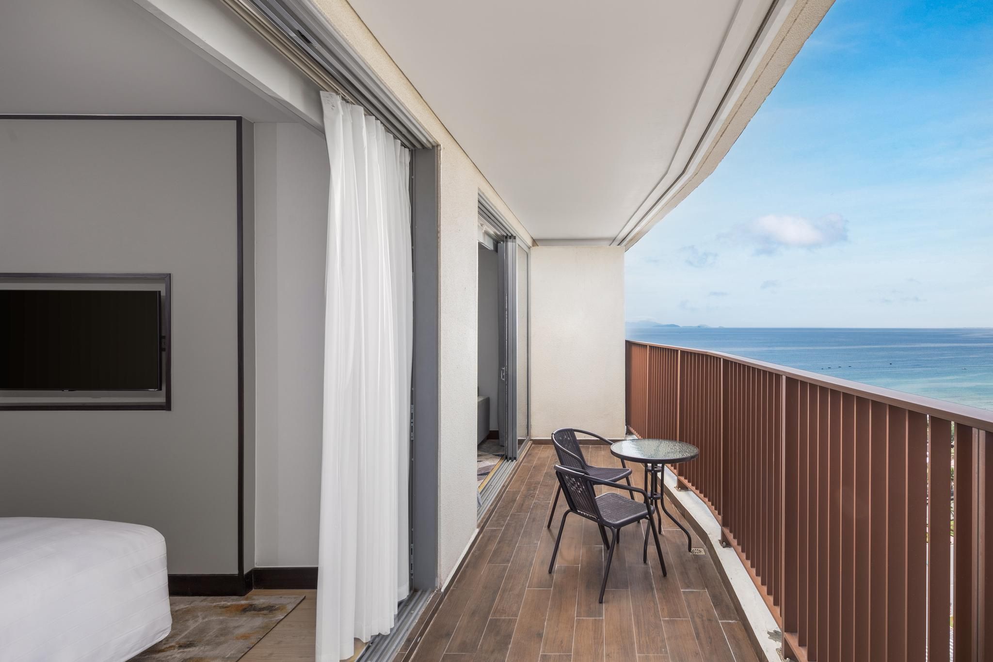 1 Bedroom, Deluxe Family Suite, Partial Ocean View, 1 King Bed
