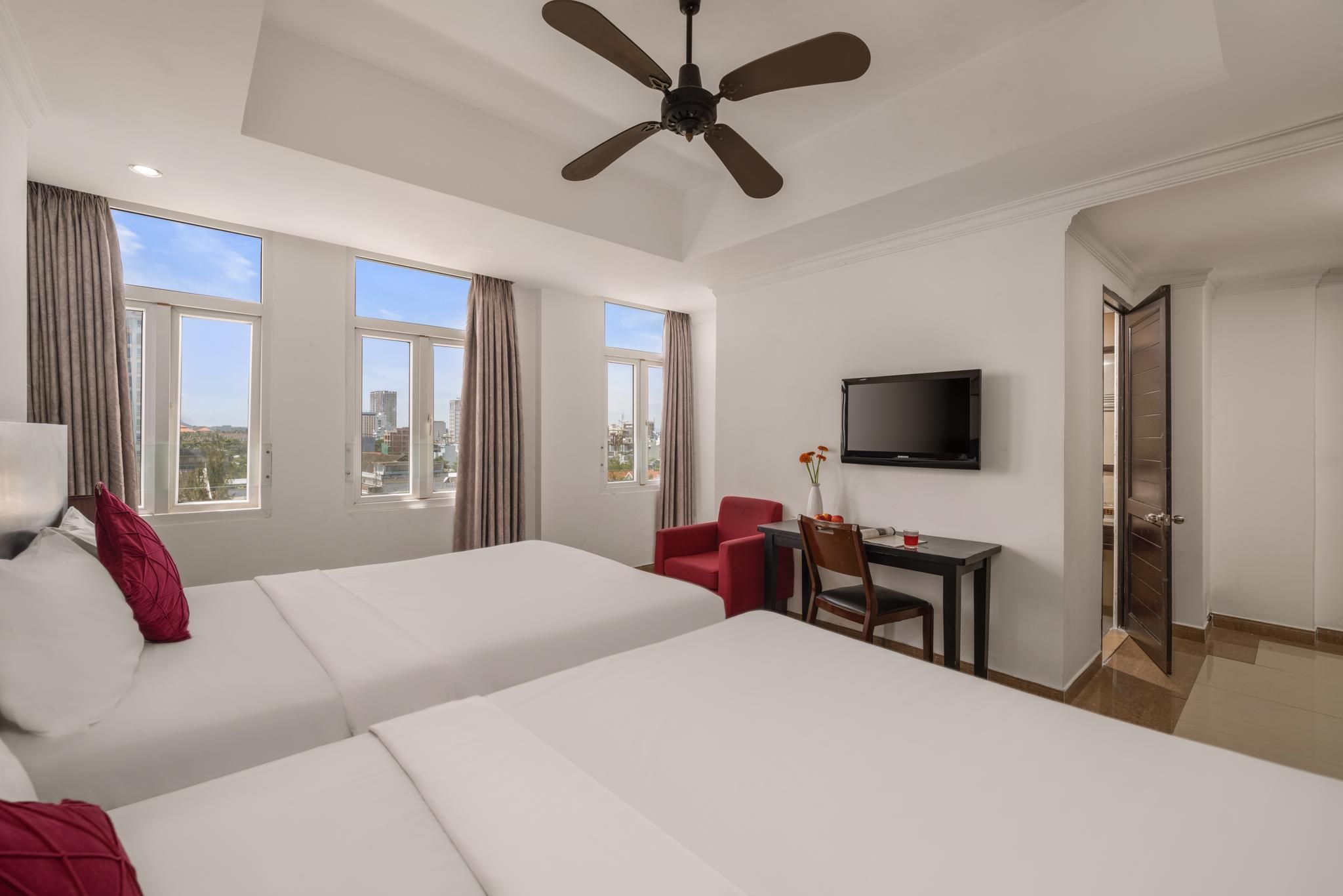 Family City View with Bathtub