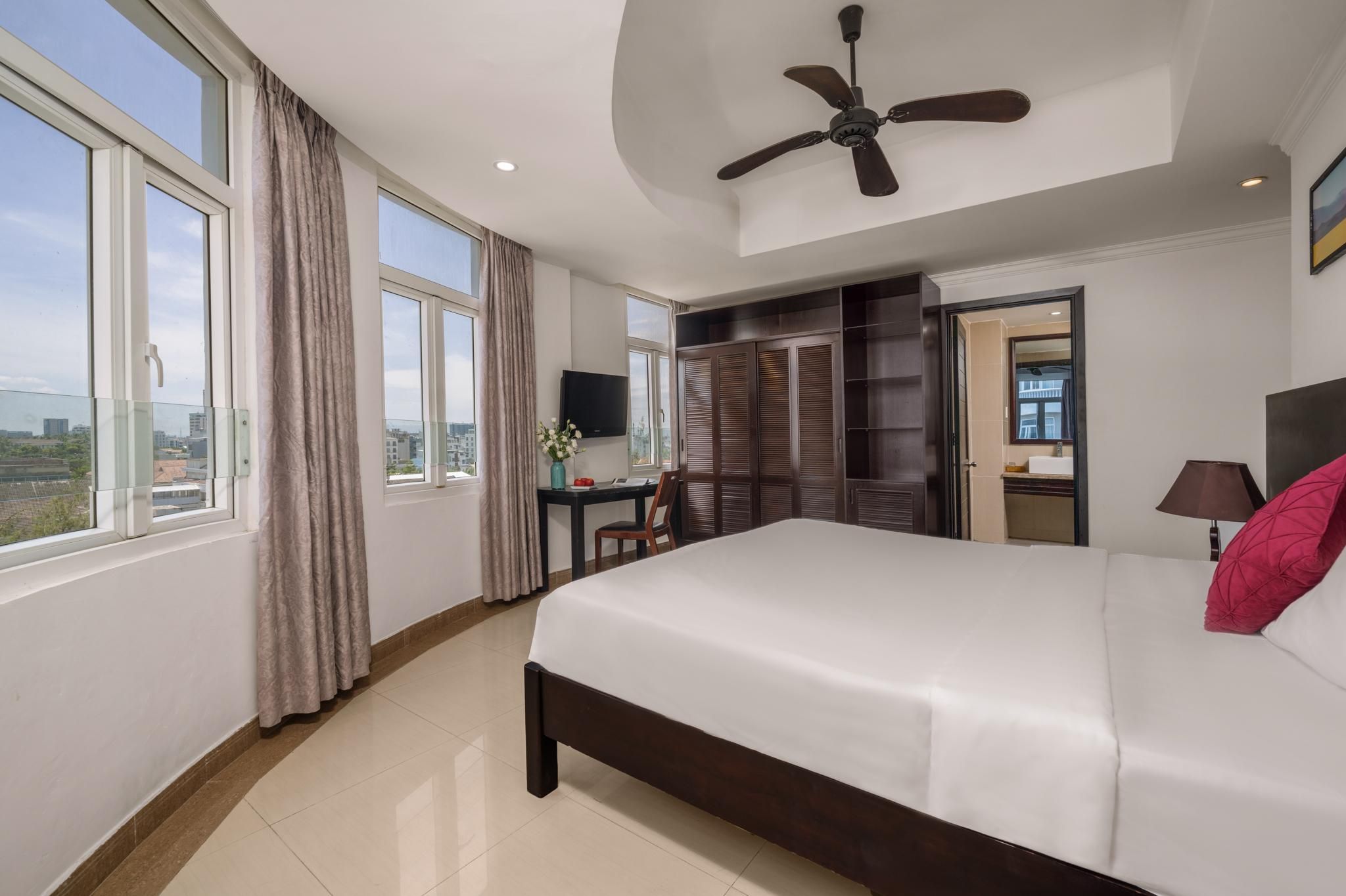 Junior Suite - 1 King Bed
