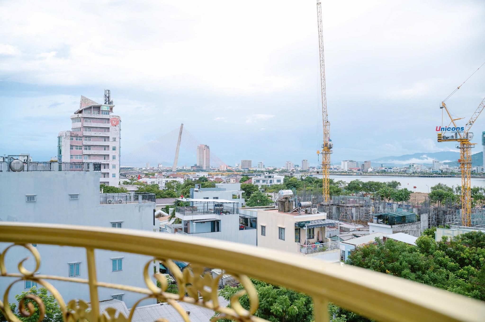 One Bedroom Apartment - Balcony and Water View