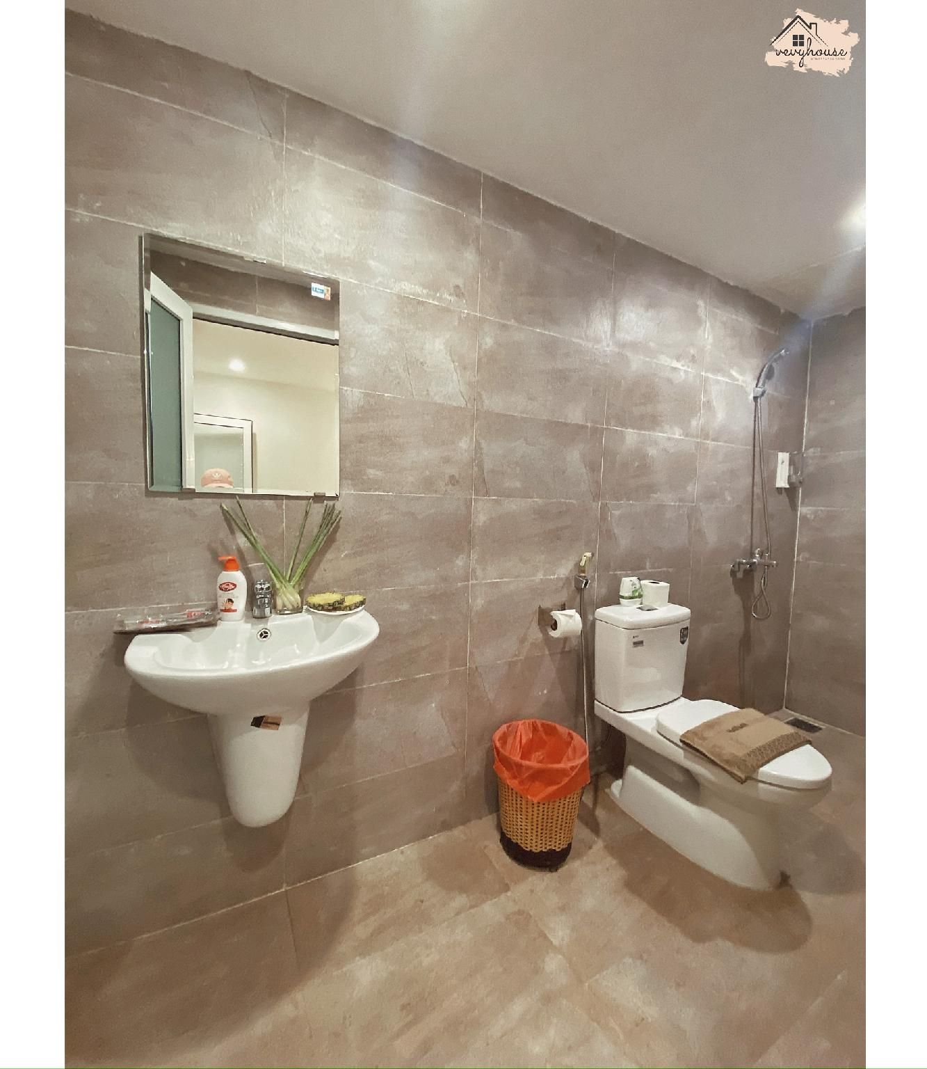 Apartment with Balcony and Kitchen