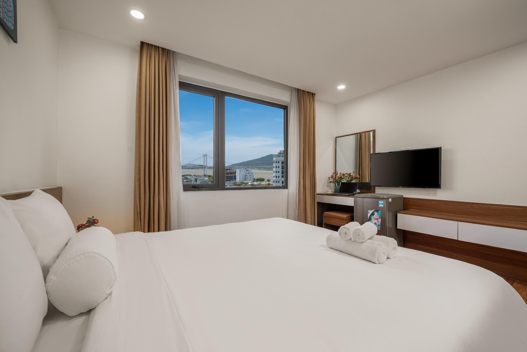 Deluxe King City View, Guest room, 1 King, City view