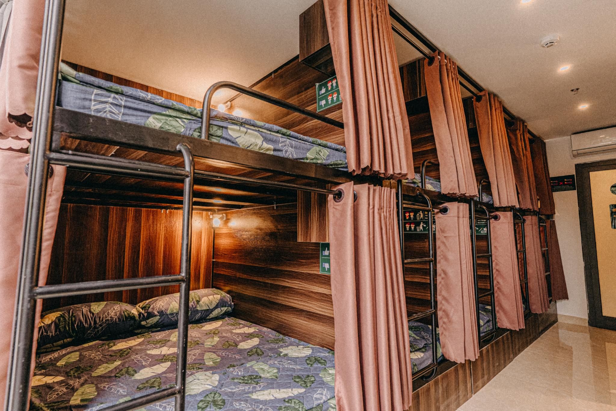 Bed in 8 Bed Dorm - Shared Bathroom