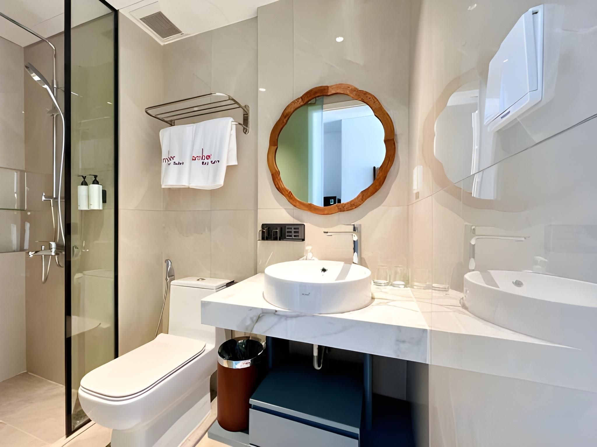 Amber Bay Suites Da Nang Studio - King Room with Balcony 3