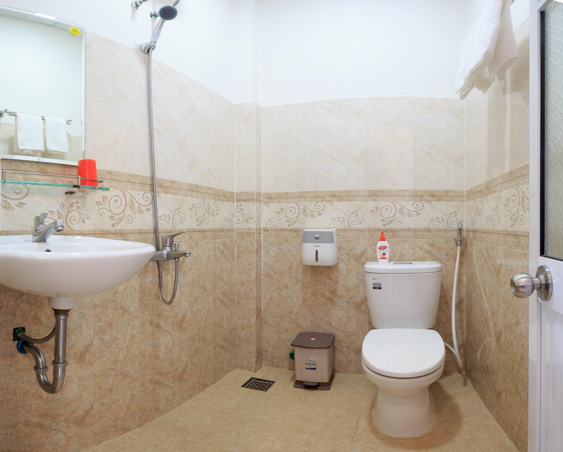 Twin Room with Ensuite Bathroom