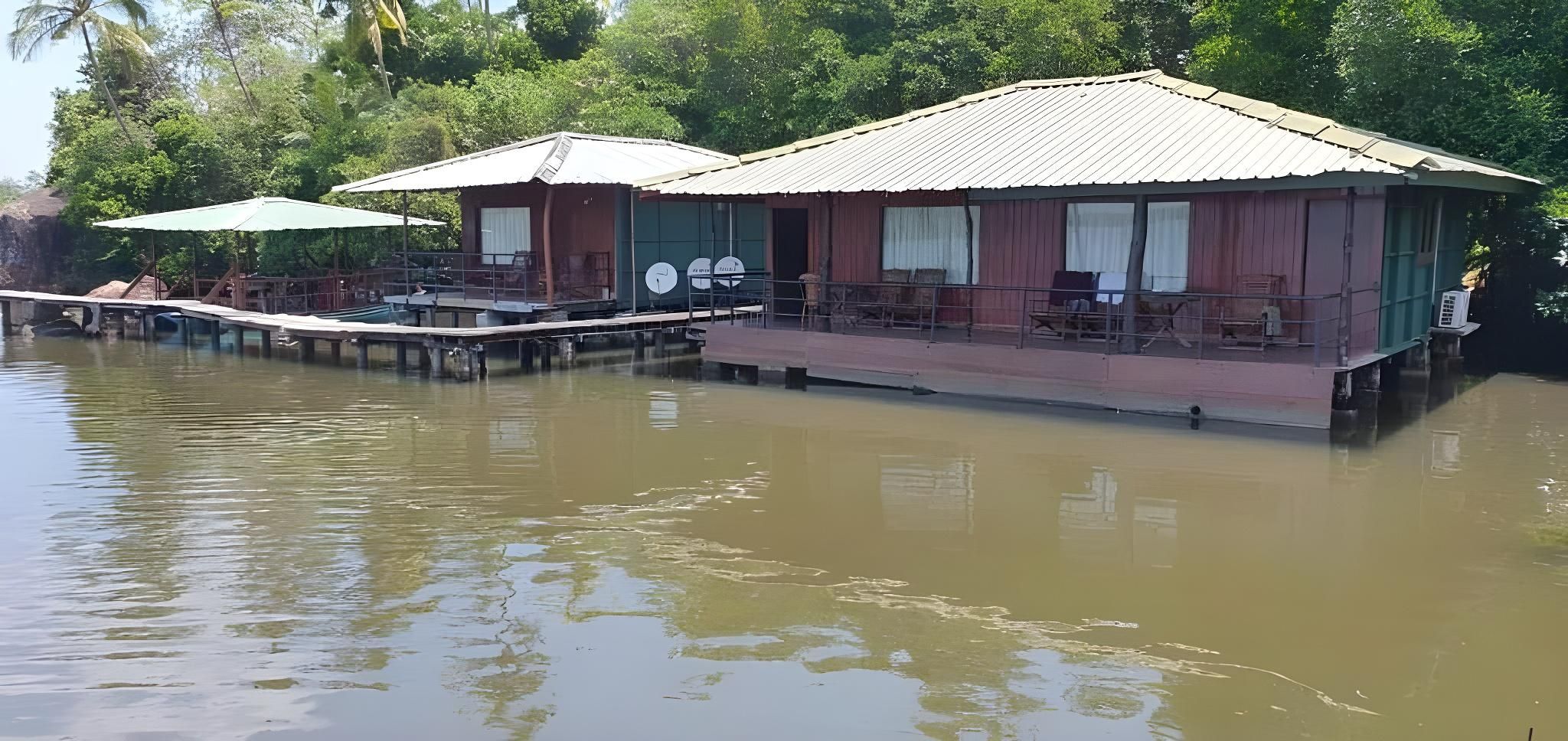 Shiny Lakeside Resort