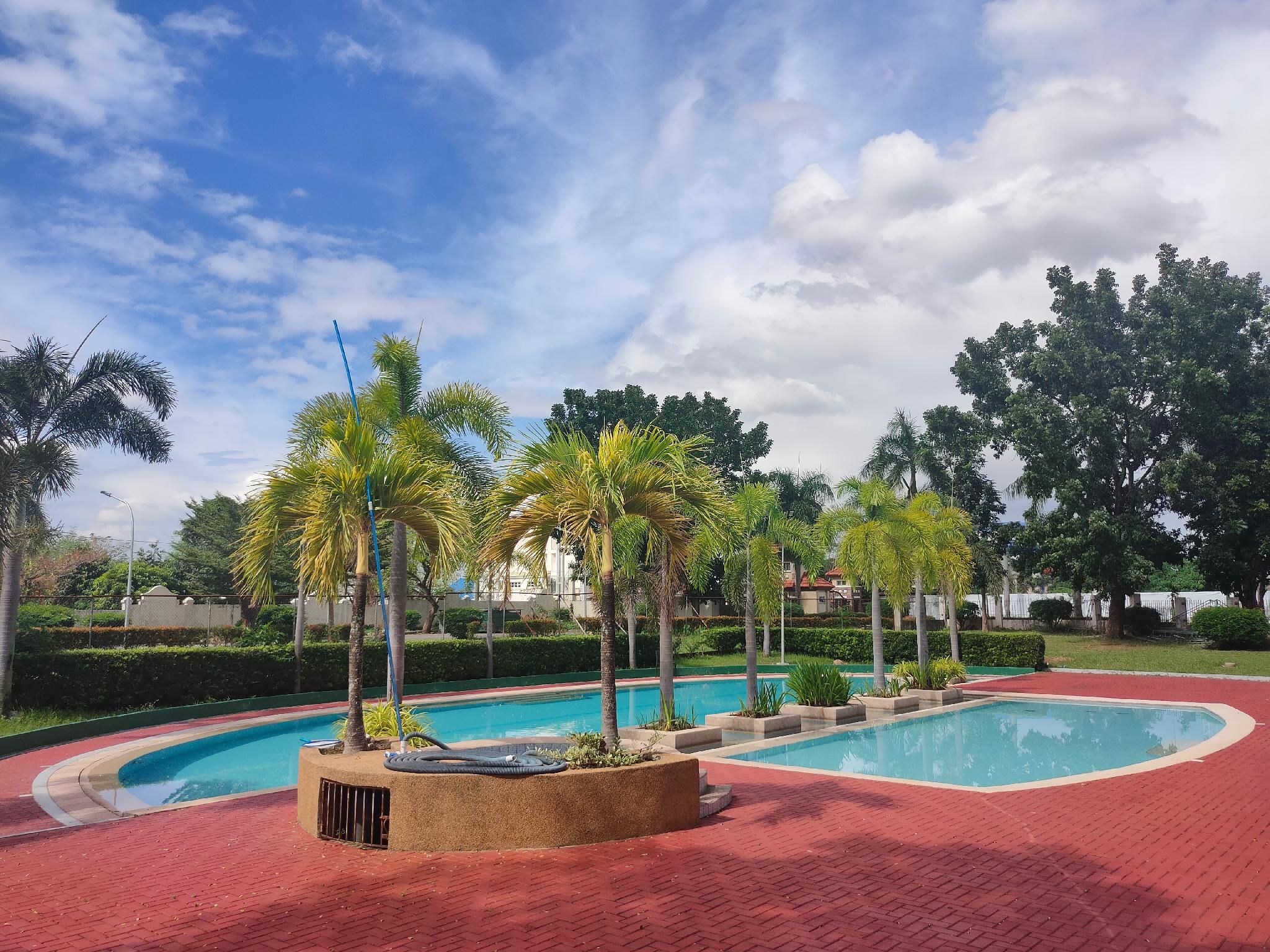 swimming pool [outdoor]