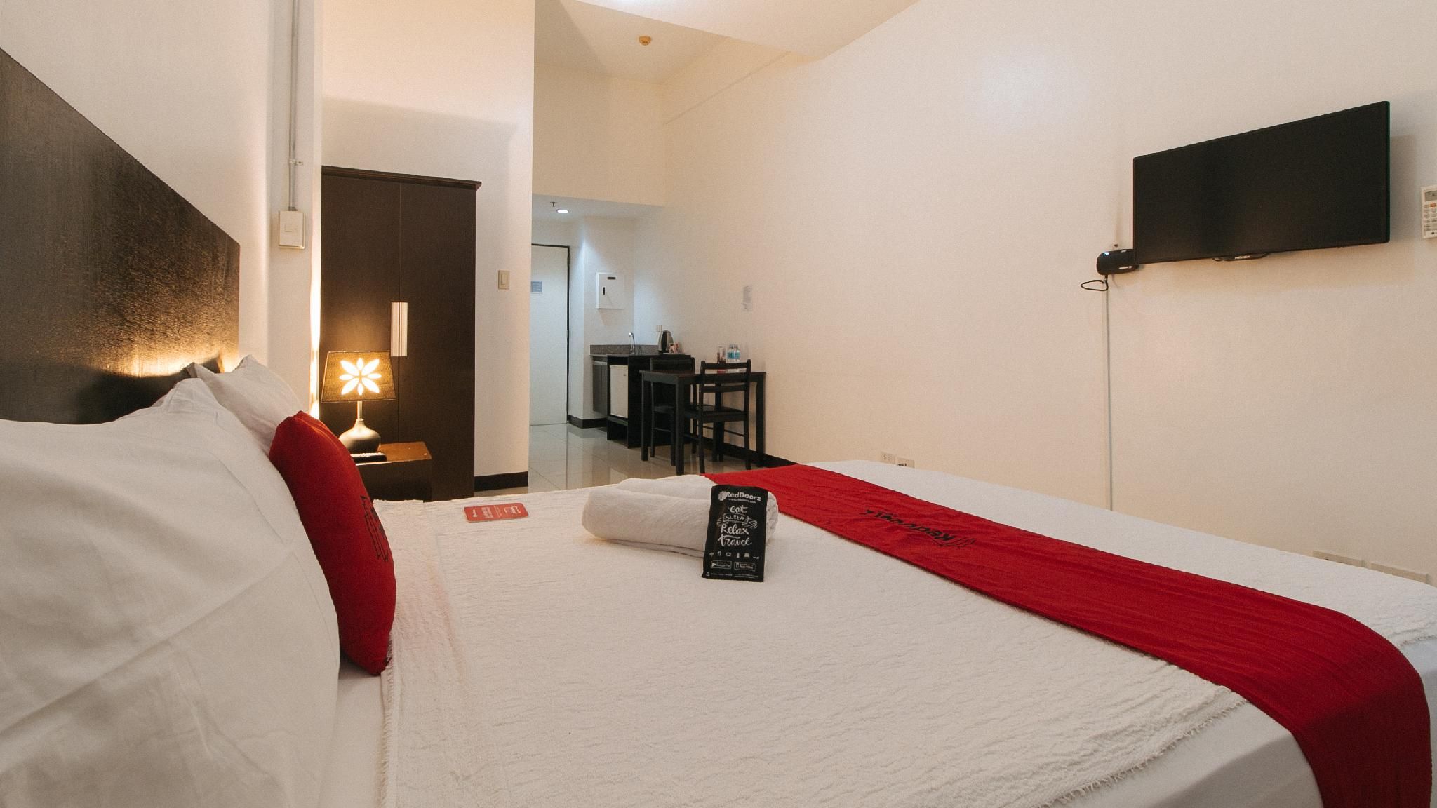 RedDoorz Plus @ Banawe Quezon City Deluxe Room