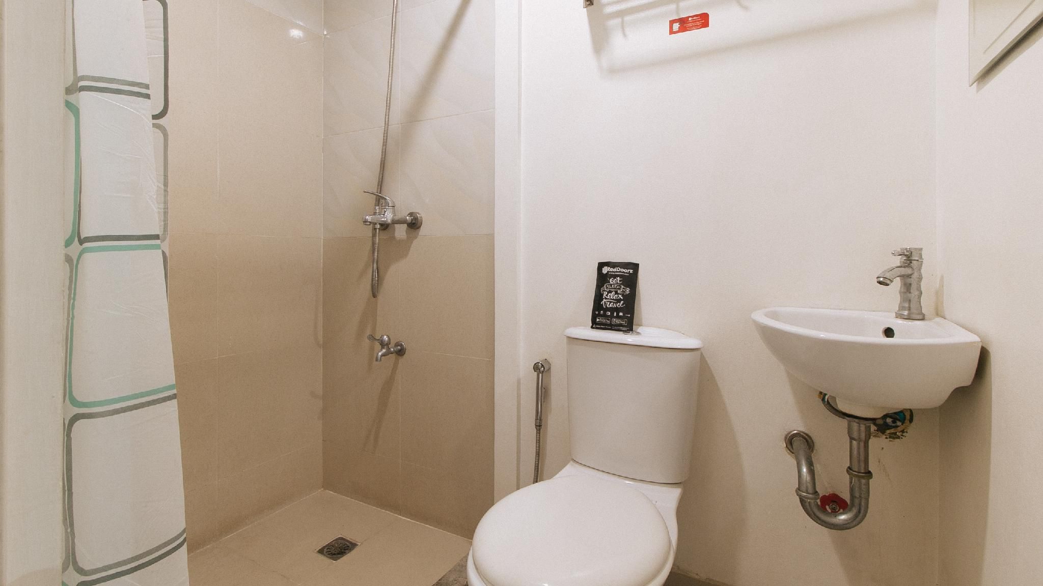 RedDoorz Plus @ Banawe Quezon City Deluxe Room 2