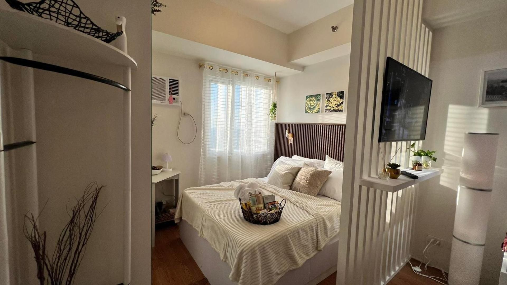 Deluxe One-Bedroom Apartment with City View