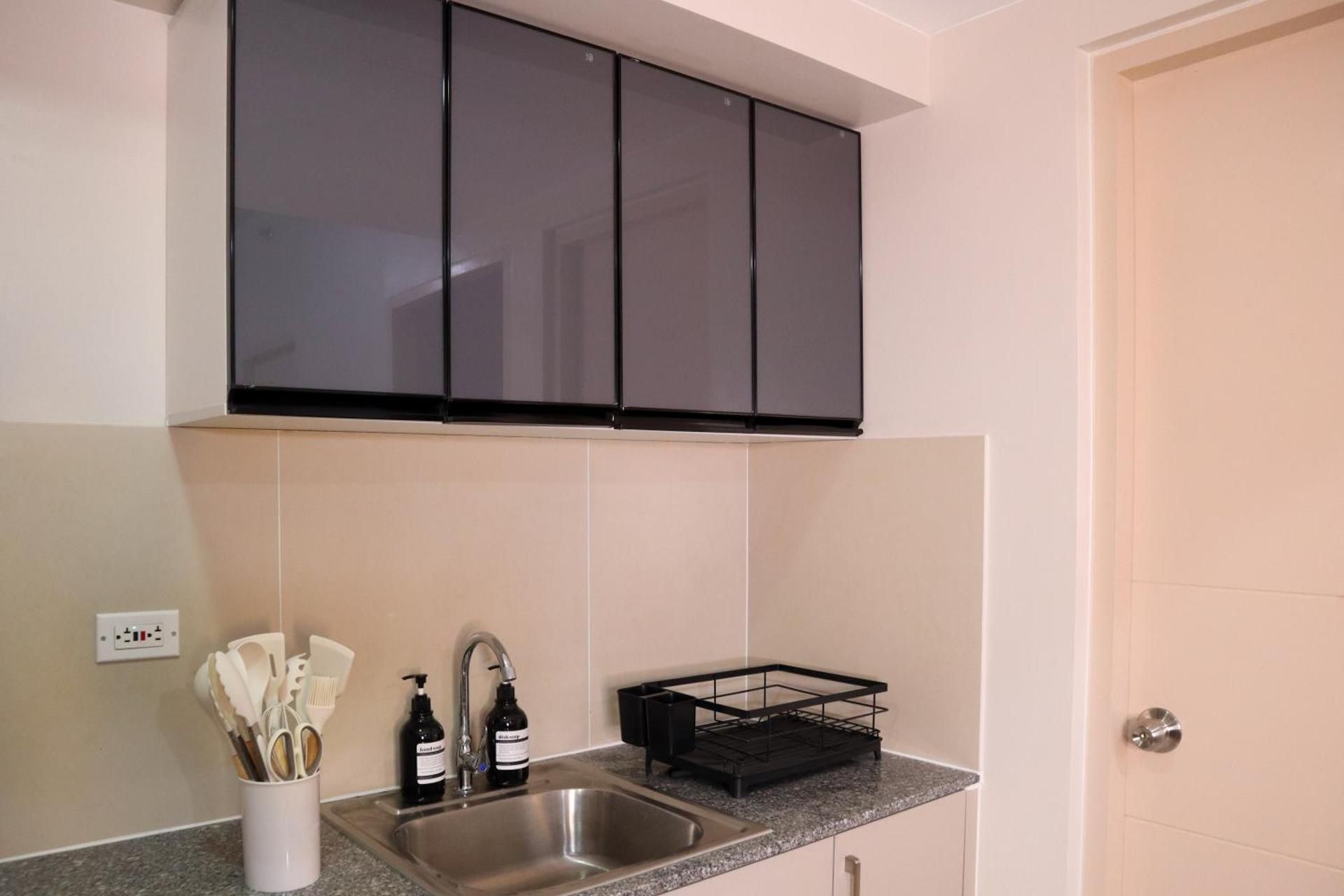 Cozy 2BR Condo w/ Parking | Walk to St. Lukes Two-Bedroom Apartment 3