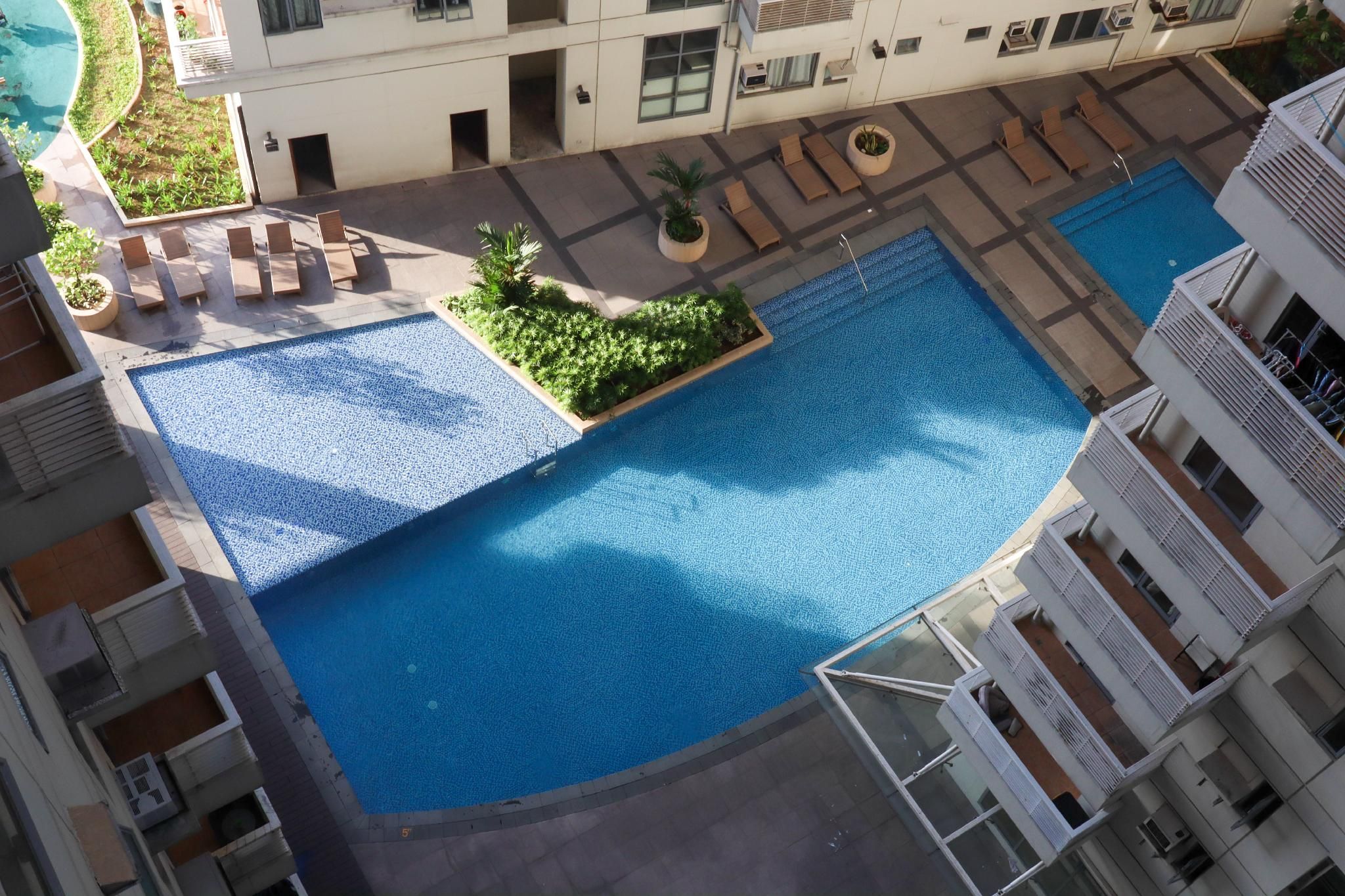 swimming pool [outdoor]