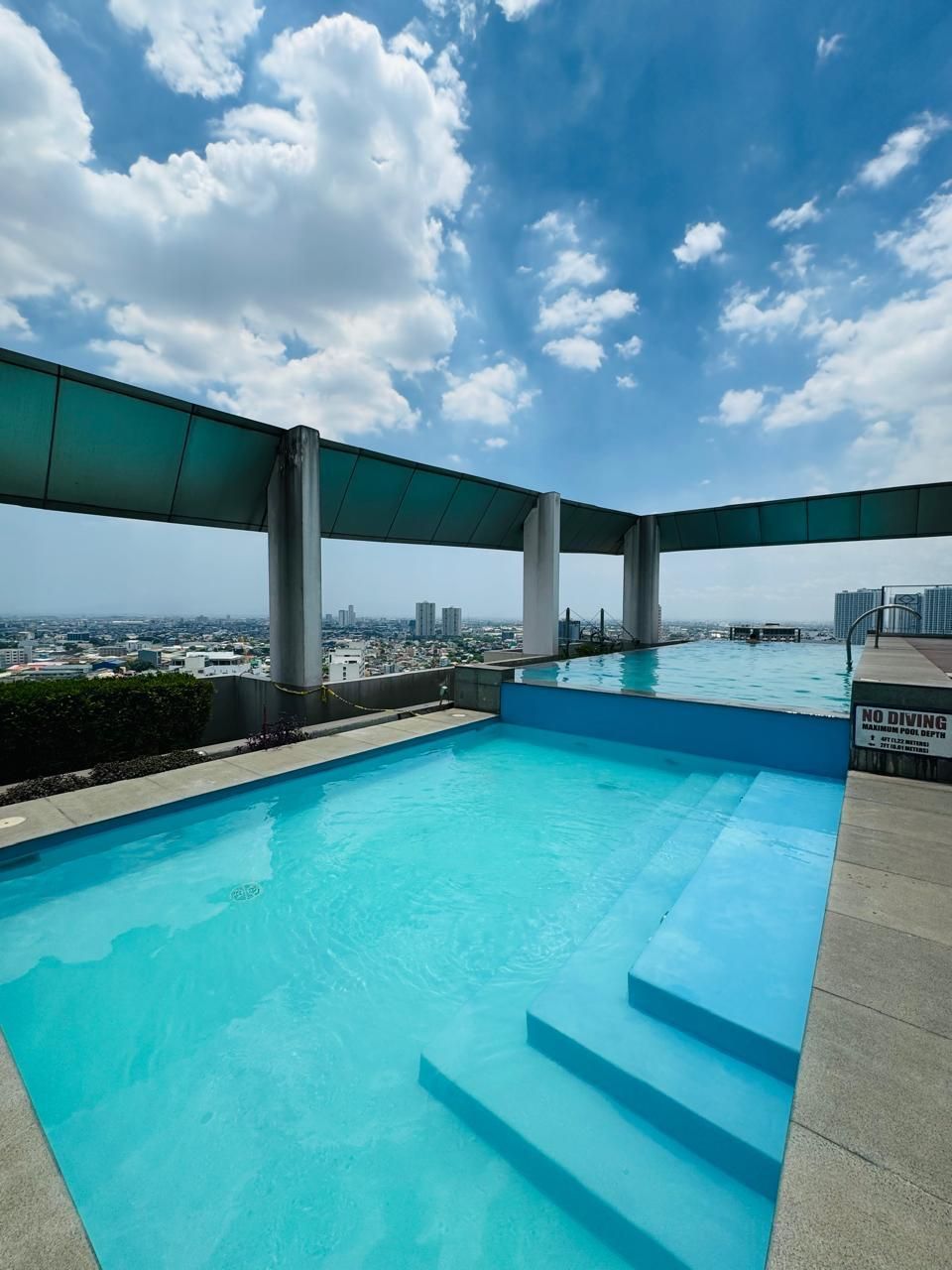 swimming pool [outdoor]