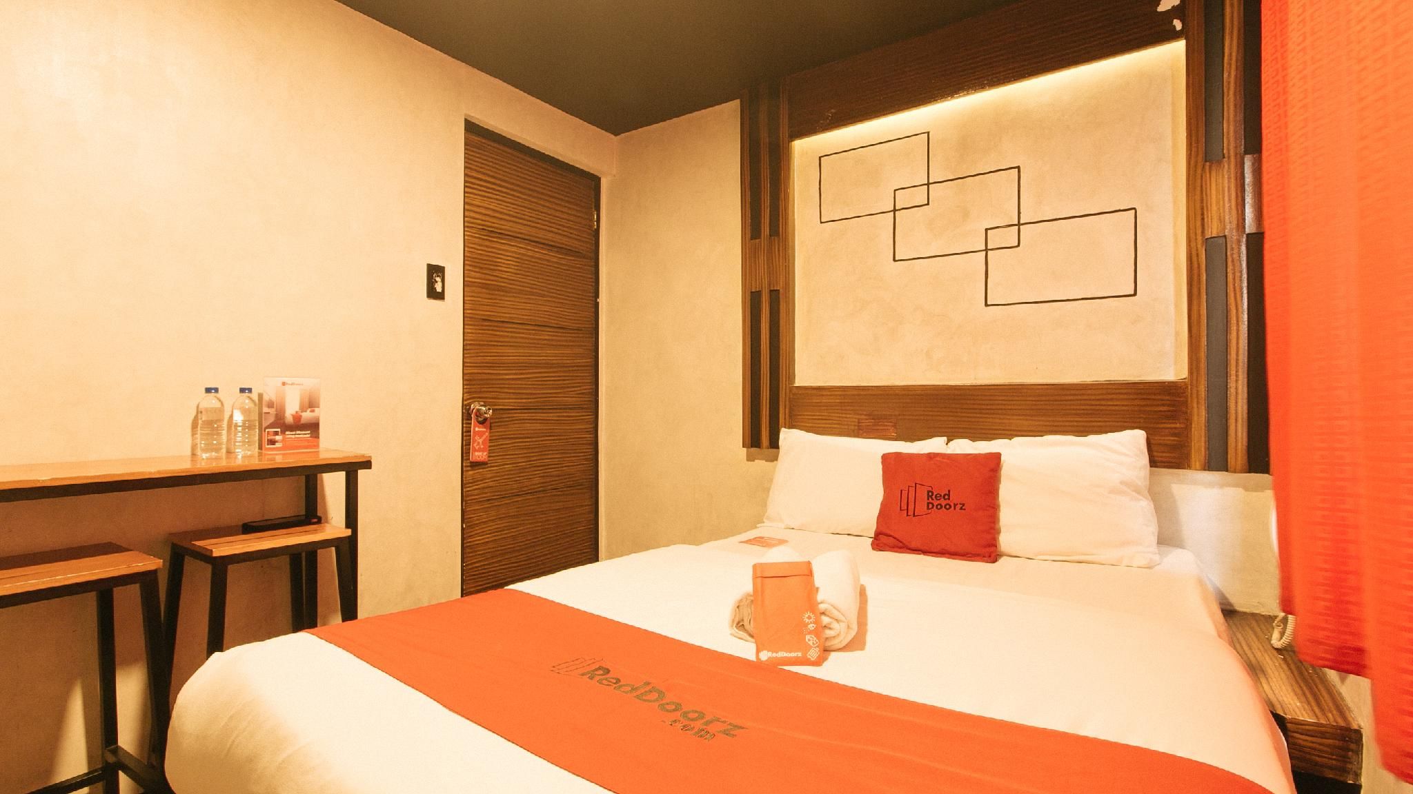 RedDoorz @ Good 101 Quiricada Manila Standard Double Room