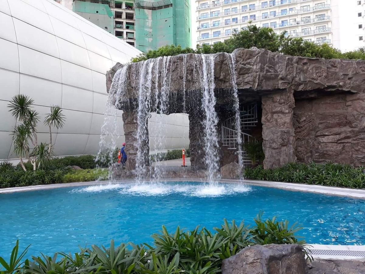 swimming pool [outdoor]