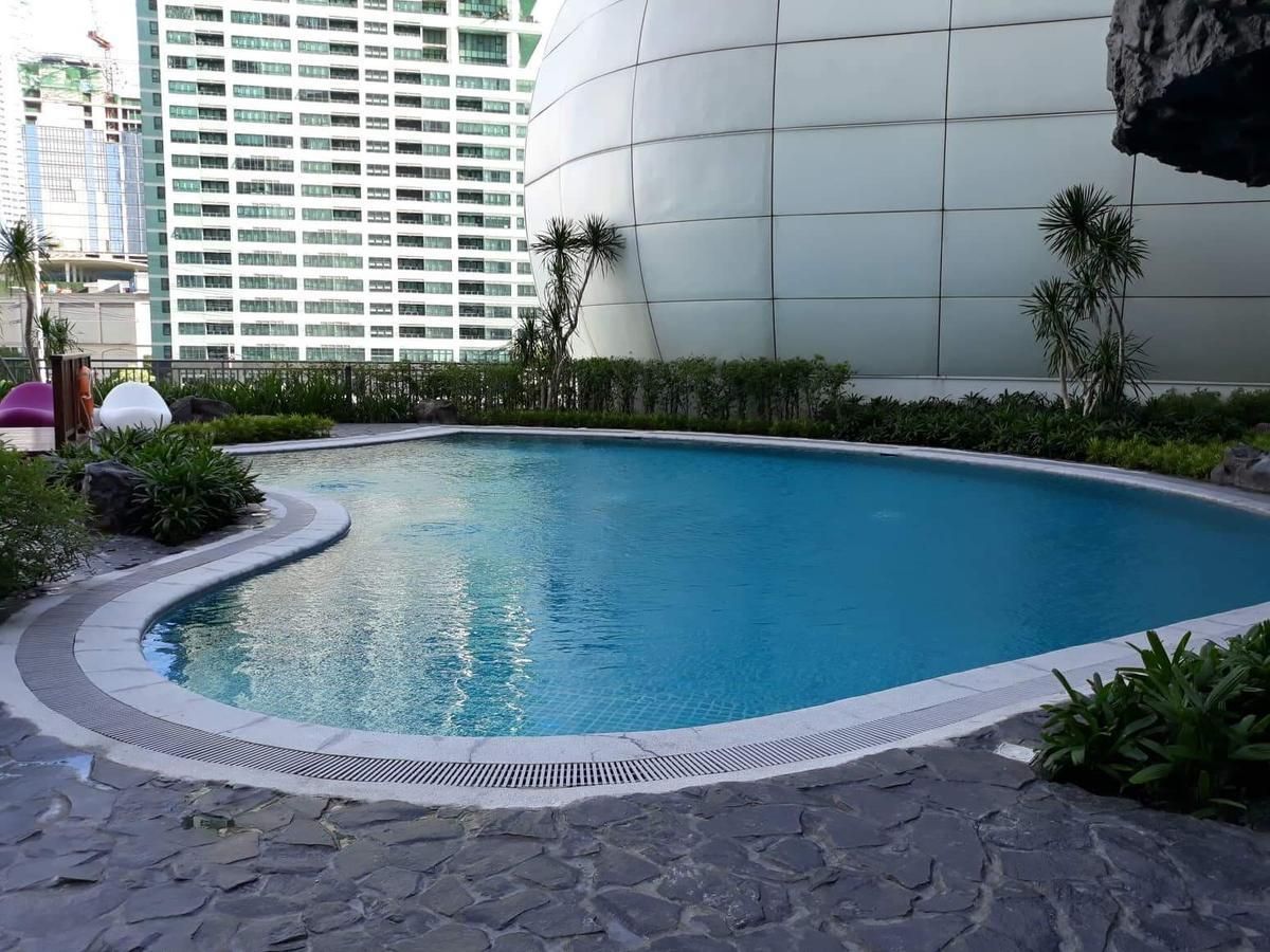 swimming pool [outdoor]