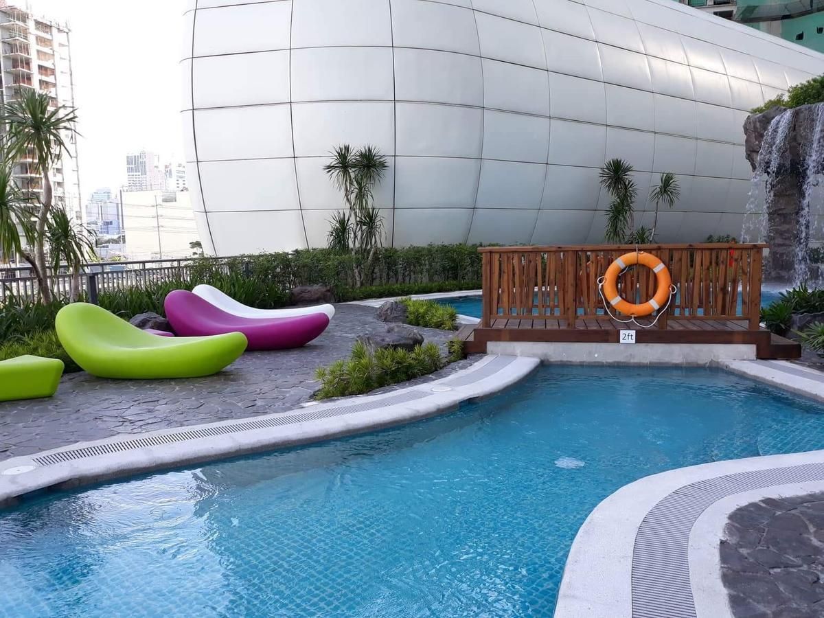 swimming pool [outdoor]