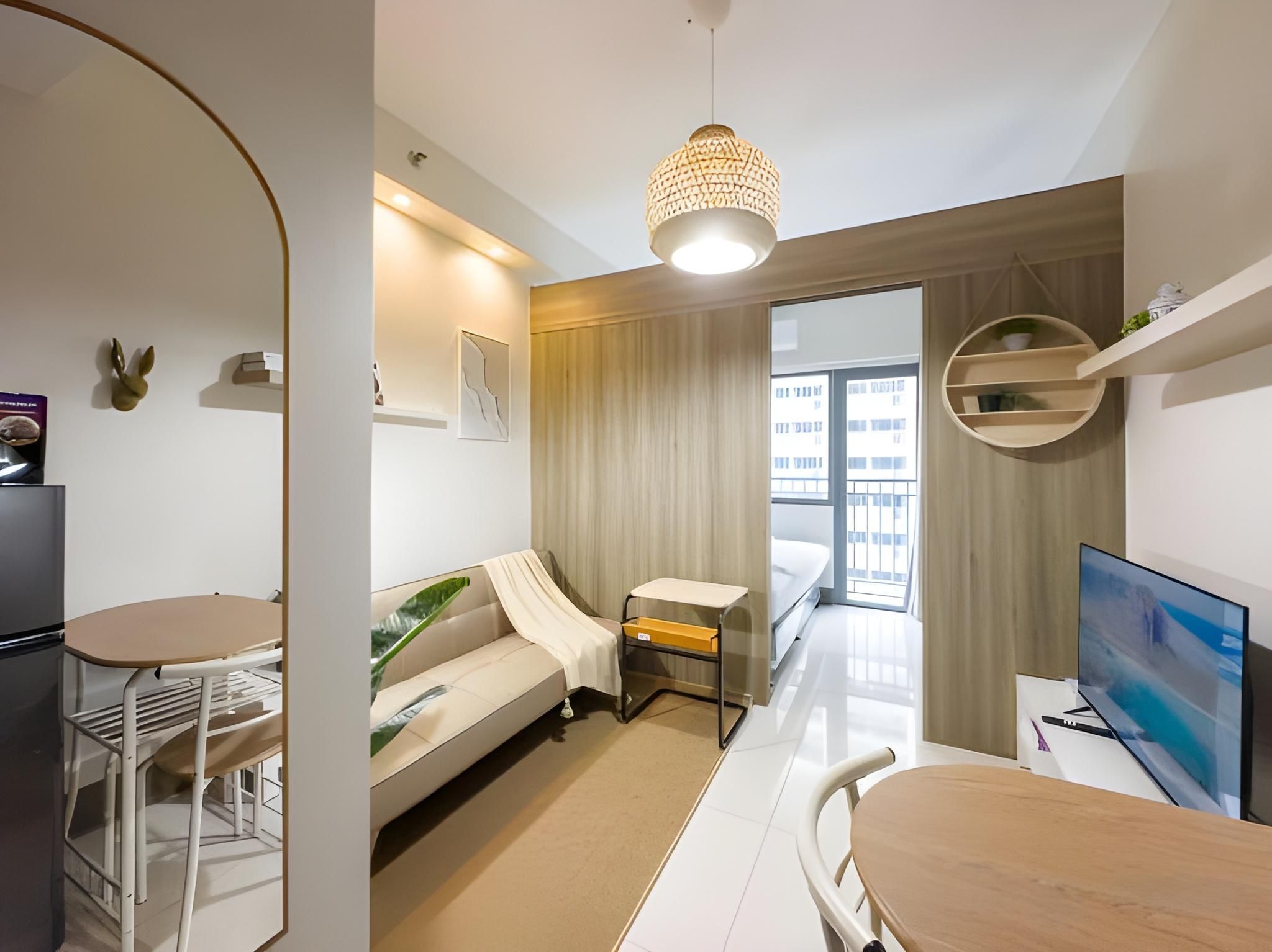 Wooden Style - Cozy Suite with Balcony Facing Pool