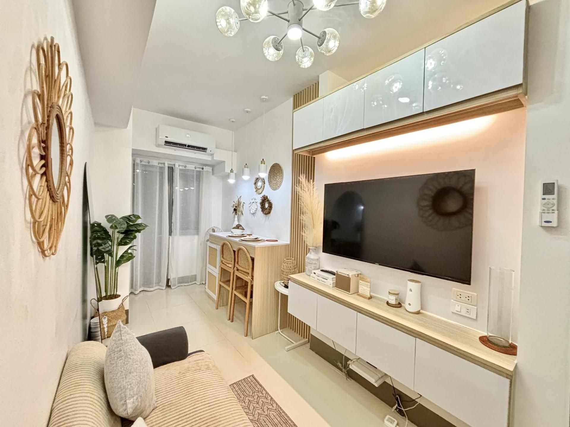 One-Bedroom Apartment With City View