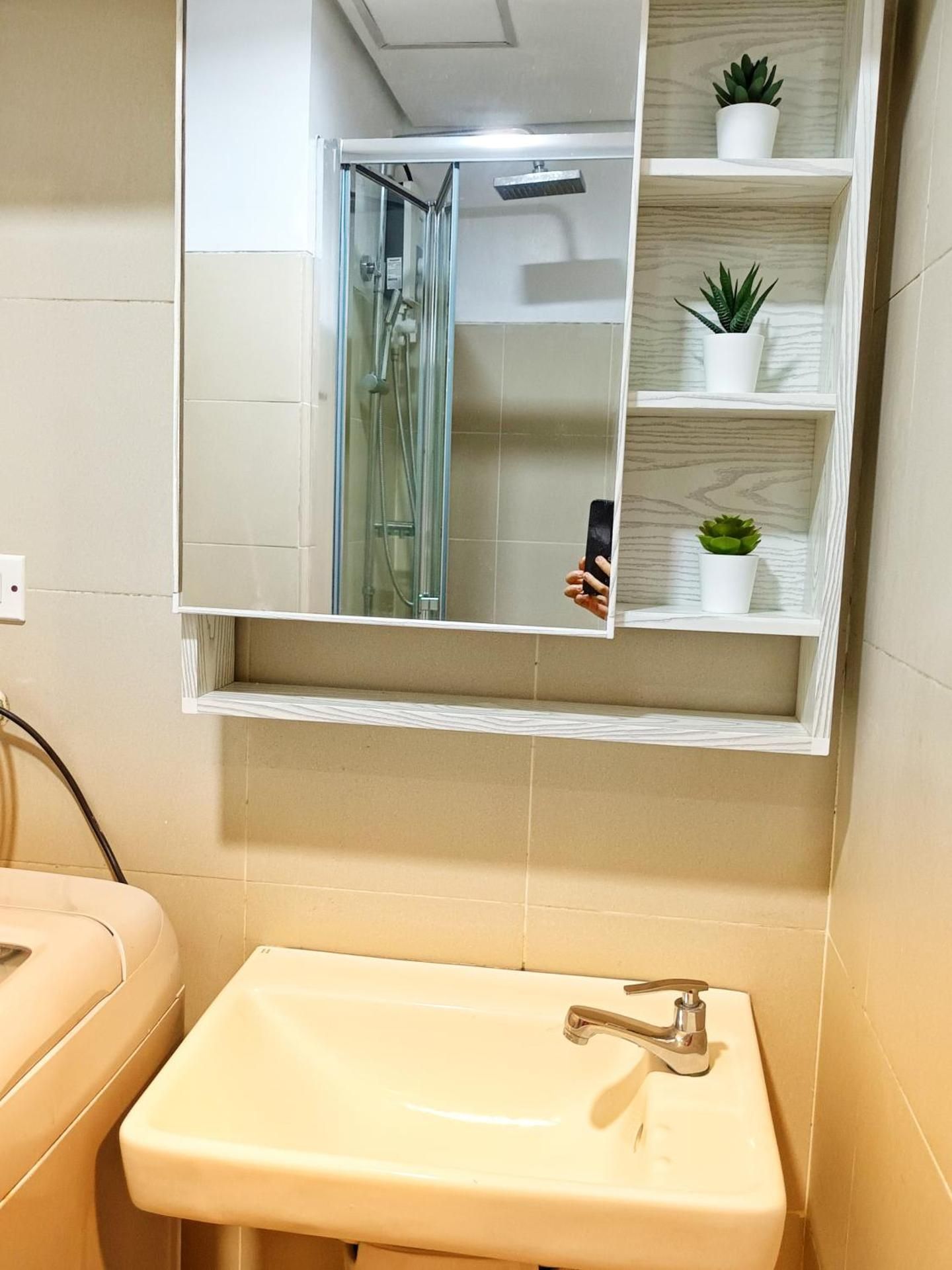 One-Bedroom Apartment with Pool View