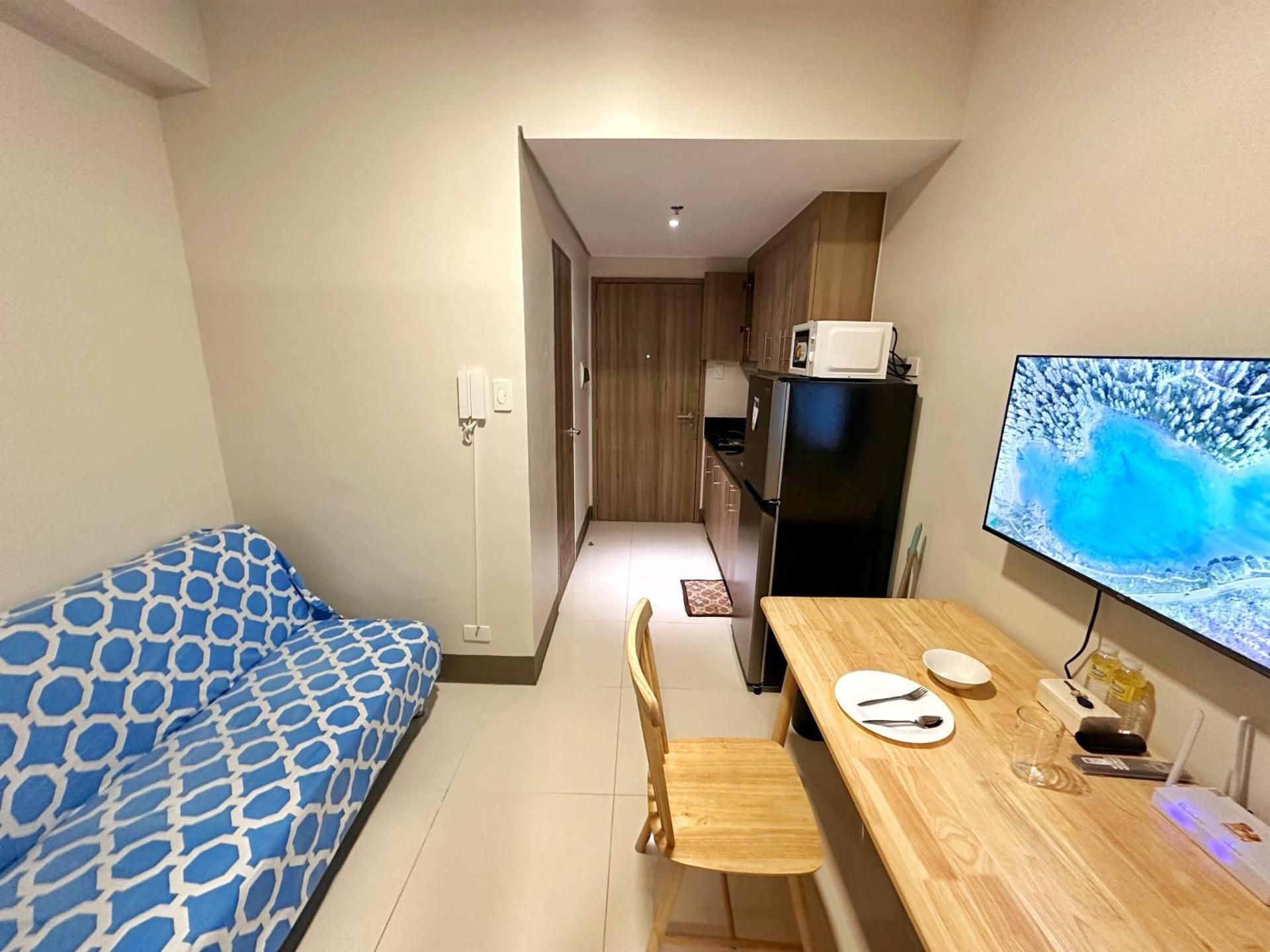 Cairong Inn Condominium pool TV with Netflix FAME RESIDENCES Apartment with Balcony
