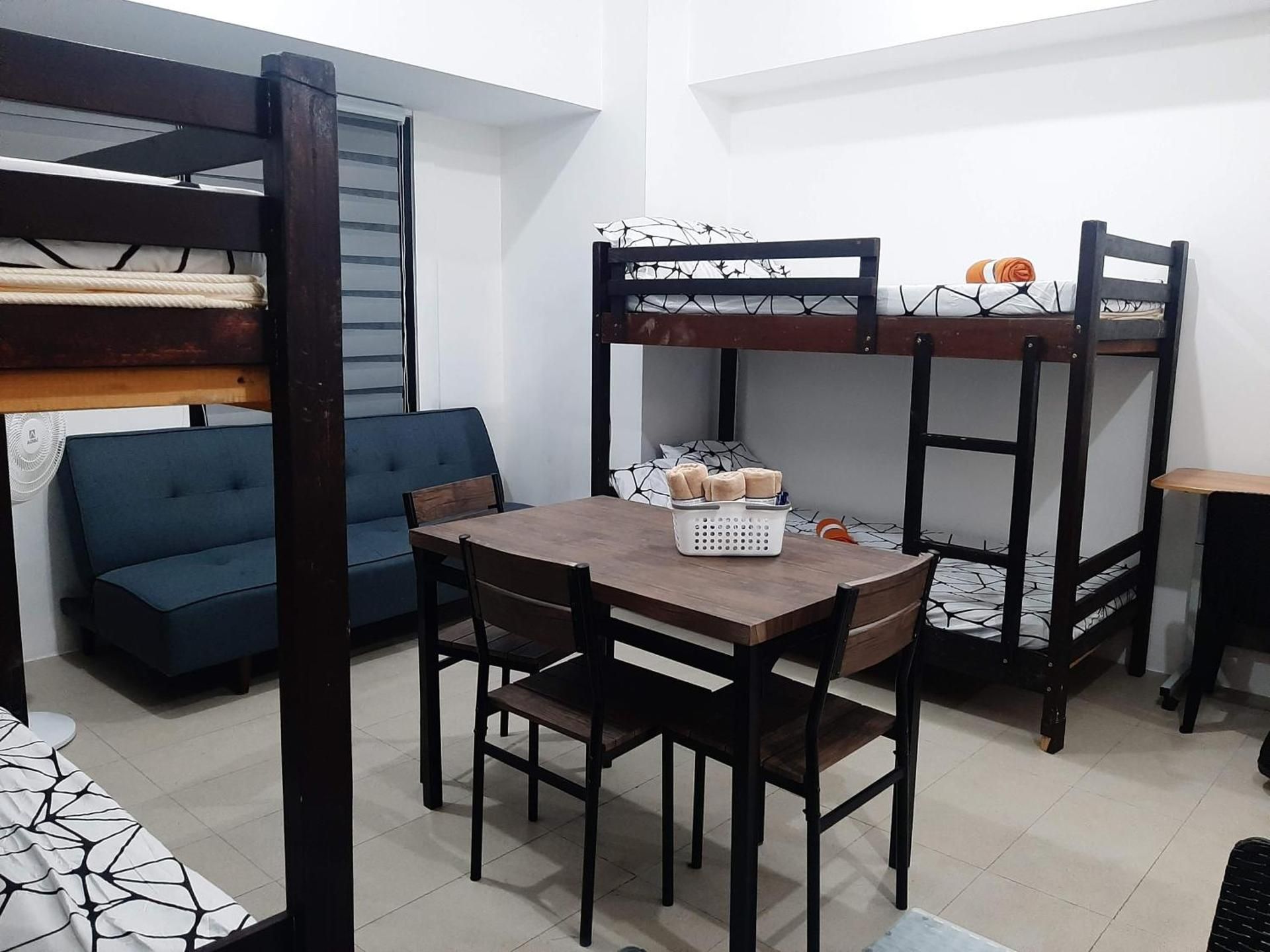 Comfy Bunkbed with Pool 6-Bed Male Dormitory Room 2