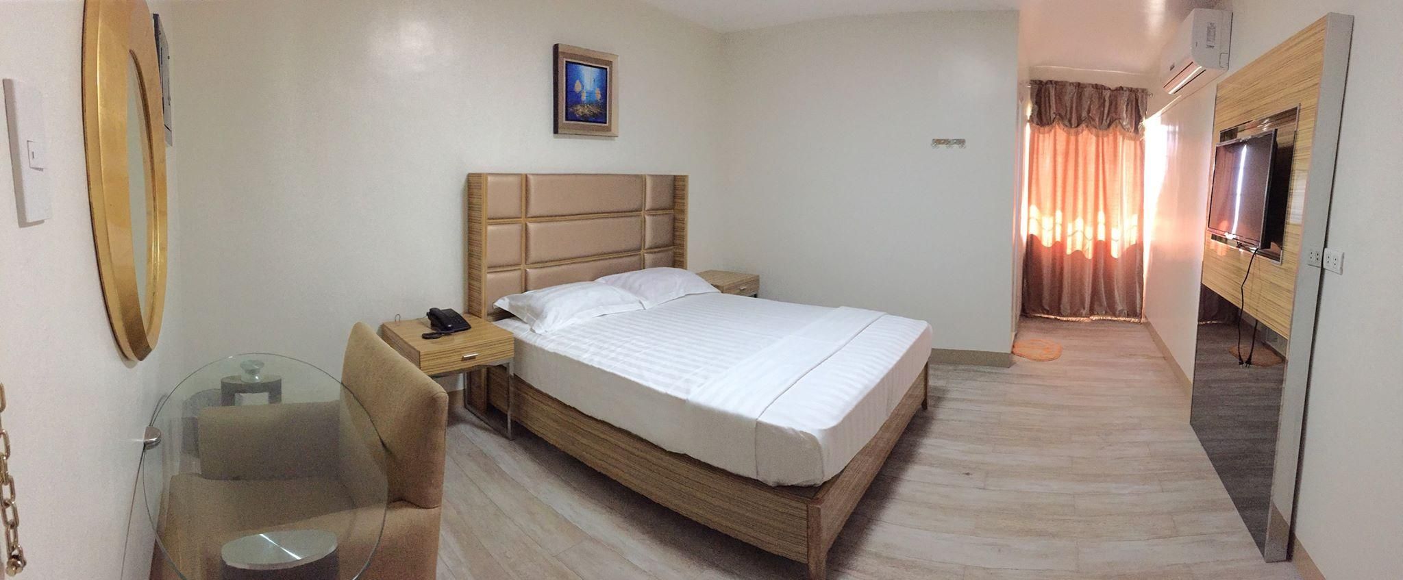 Deluxe Room Queen