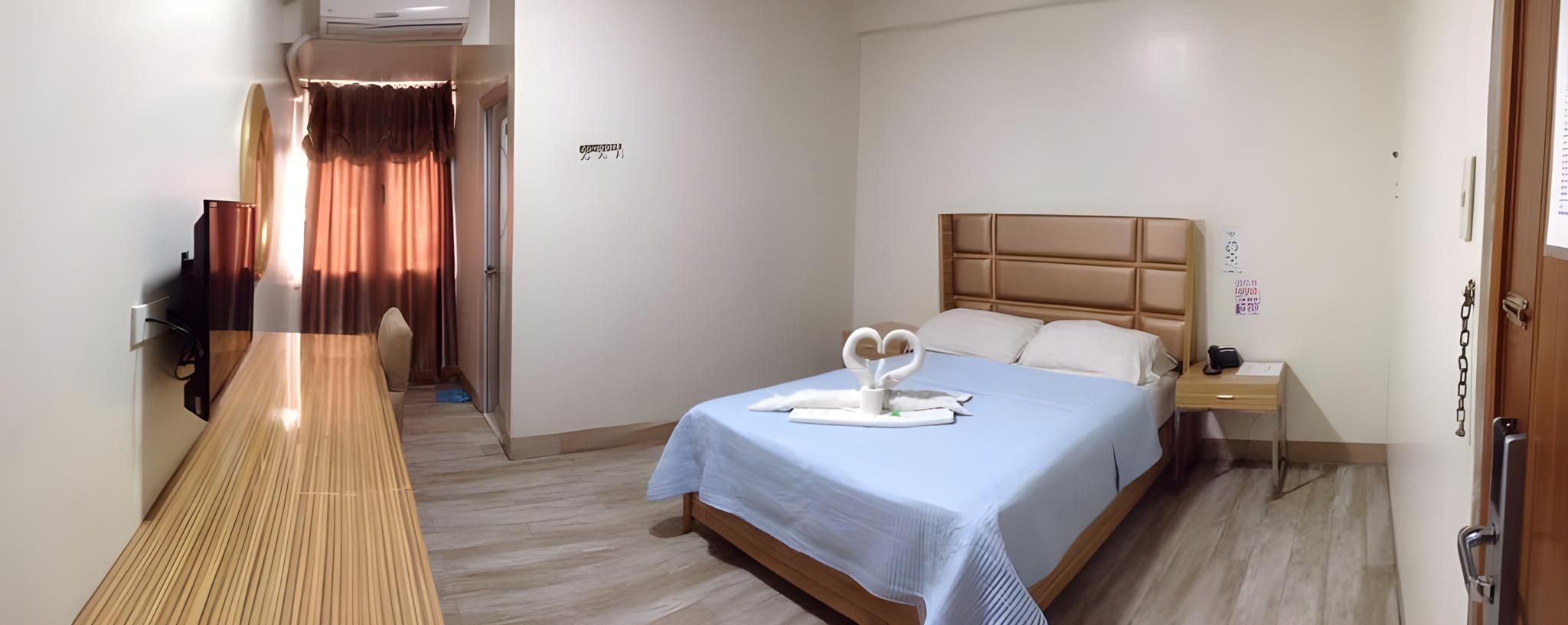 Deluxe Room Queen
