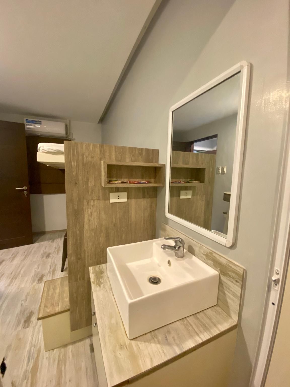Capsule with Private Desk - Non-Smoking
