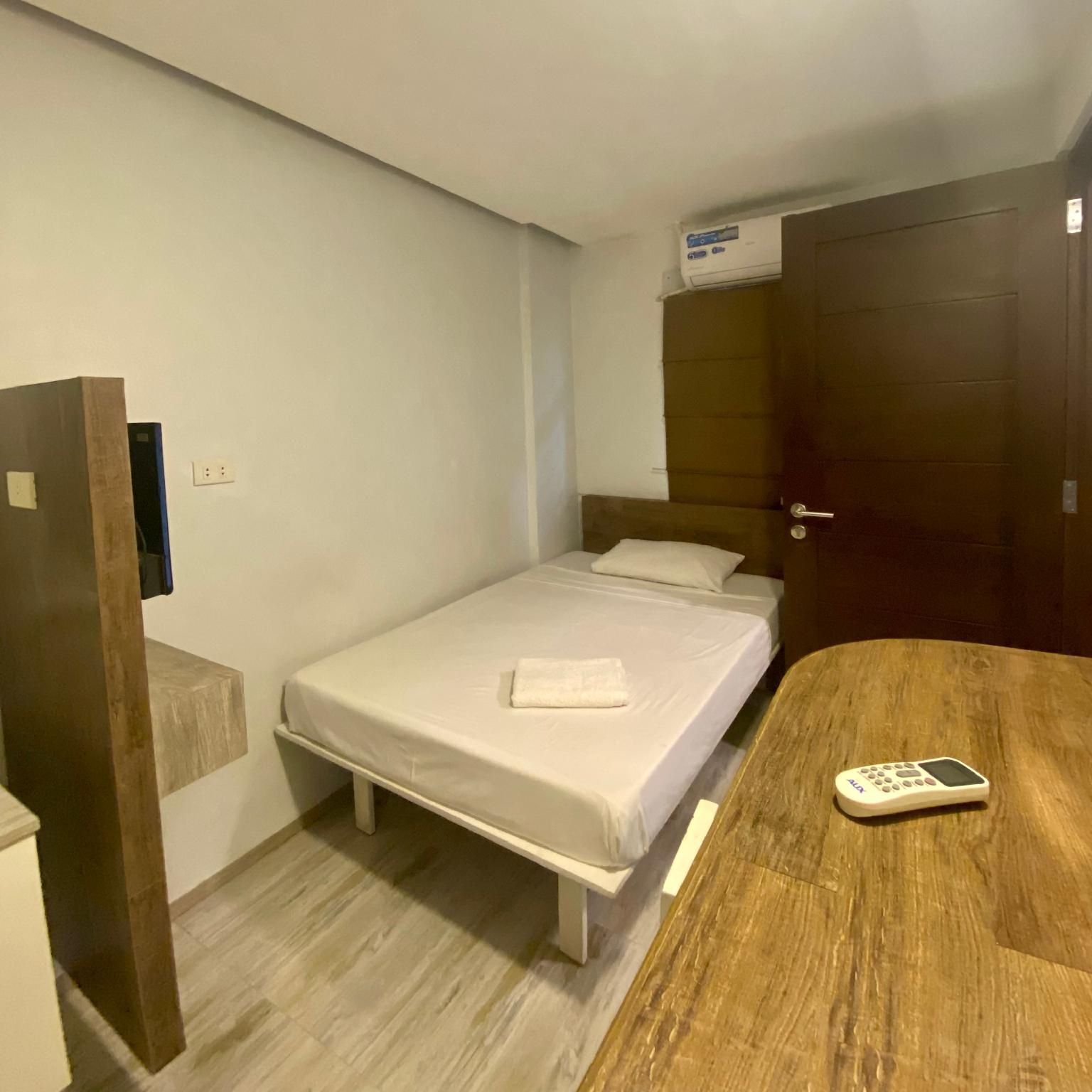 Capsule with Private Desk - Non-Smoking