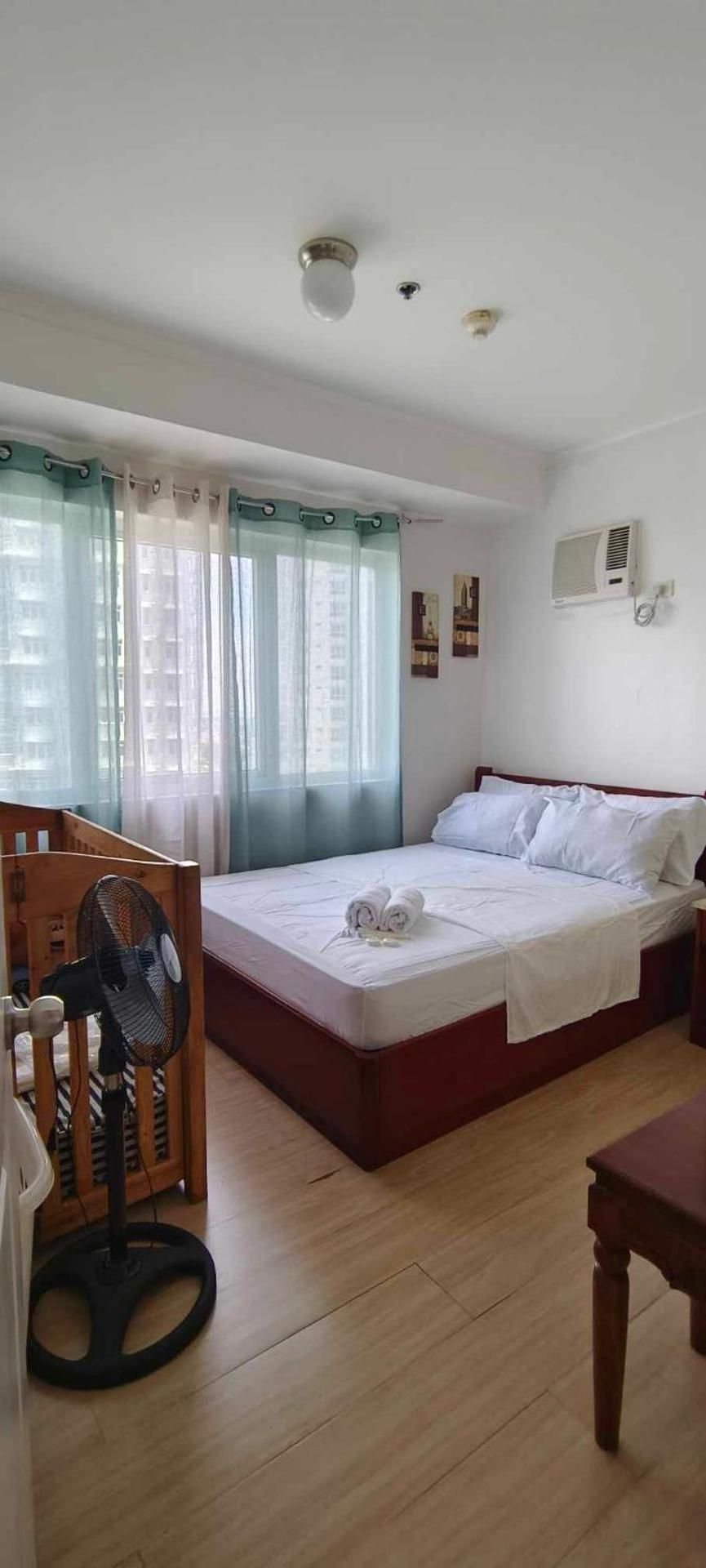 Elite Homestays Family-Friendly Condo Near Malls with Pool & Gym Two-Bedroom Apartment with City View