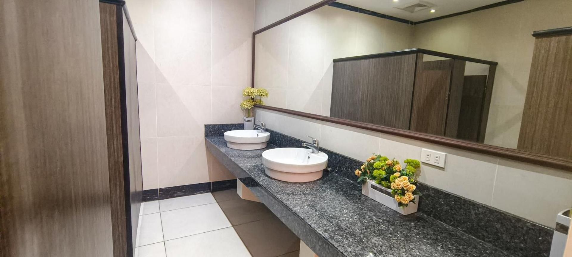 Elite Homestays Family-Friendly Condo Near Malls with Pool & Gym Two-Bedroom Apartment with City View 2