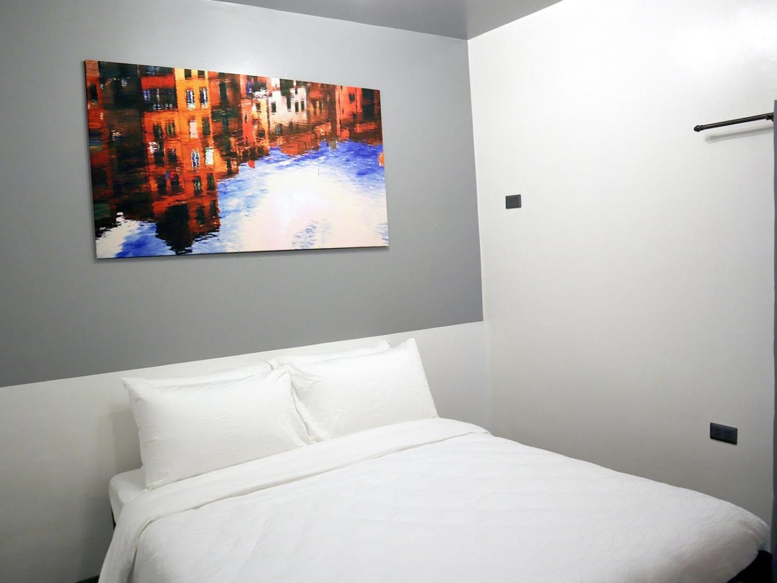 mySTAY Hotel BGC North Deluxe Queen Room 3