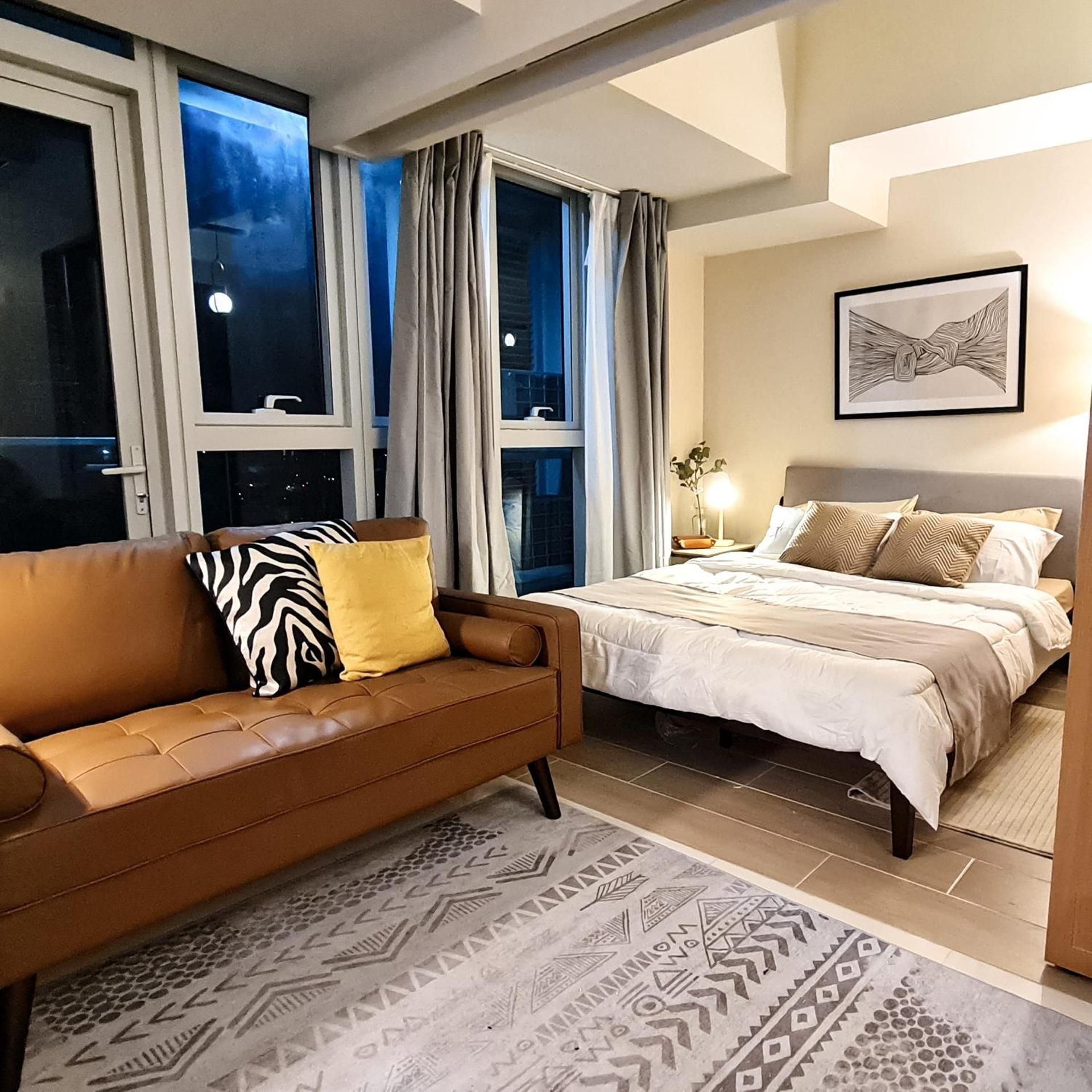 Luxe Bonifacio Global City Taguig Uptown Condo Hotel 1 BR Suite Family Room with Balcony