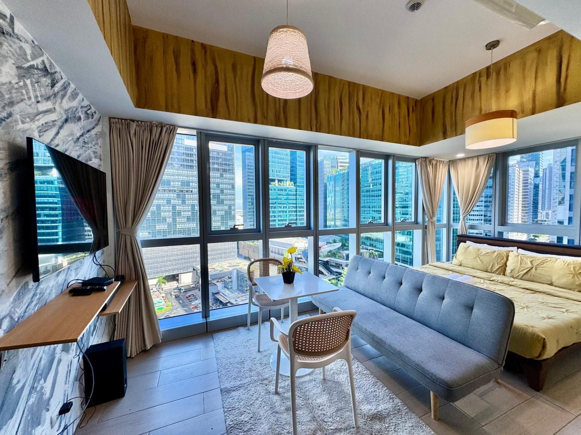 Grand Deluxe 3BR with Bathtub in Uptown BGC Executive Triple Room